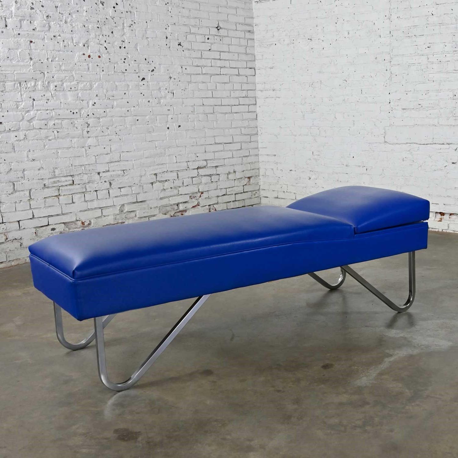 Chaise réglable industrielle moderne et Streamline de MCM en vinyle bleu royal et chrome Bon état - En vente à Topeka, KS
