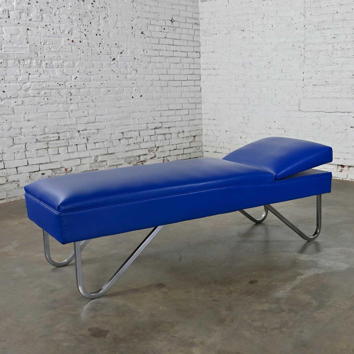 20ième siècle Chaise réglable industrielle moderne et Streamline de MCM en vinyle bleu royal et chrome en vente