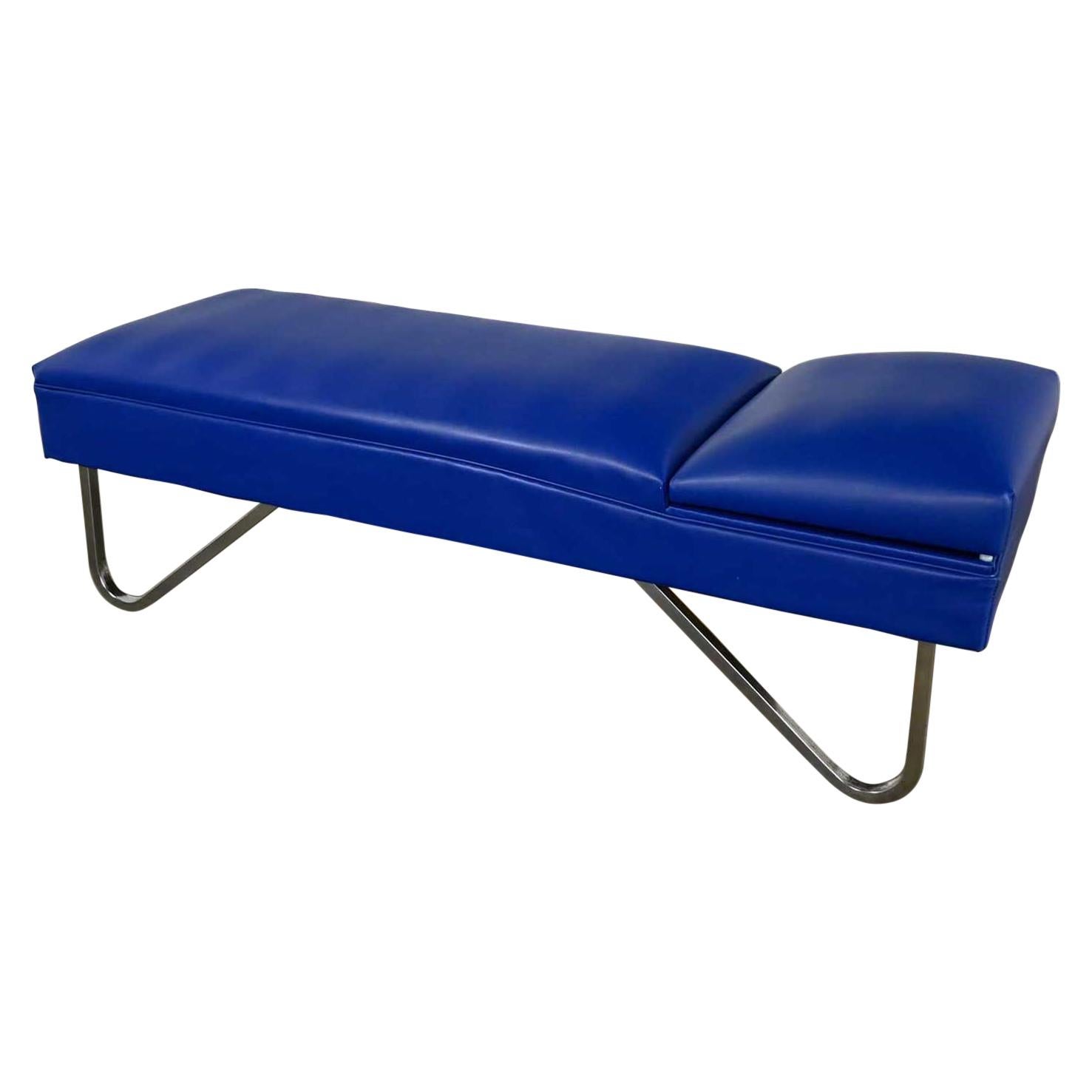 Chaise réglable industrielle moderne et Streamline de MCM en vinyle bleu royal et chrome en vente