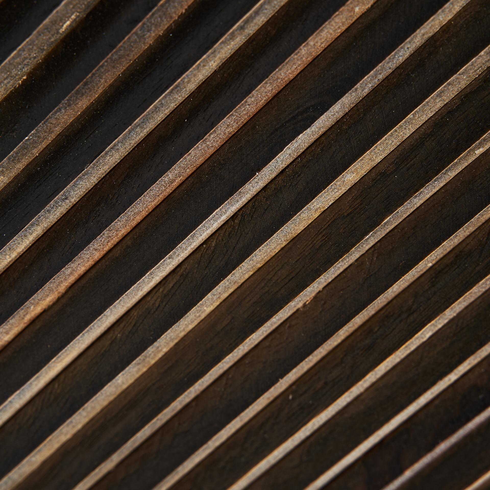 Sideboard aus Holz und vergoldetem Metall im MCM-Stil und brutalistischem Design (Brutalismus) im Angebot