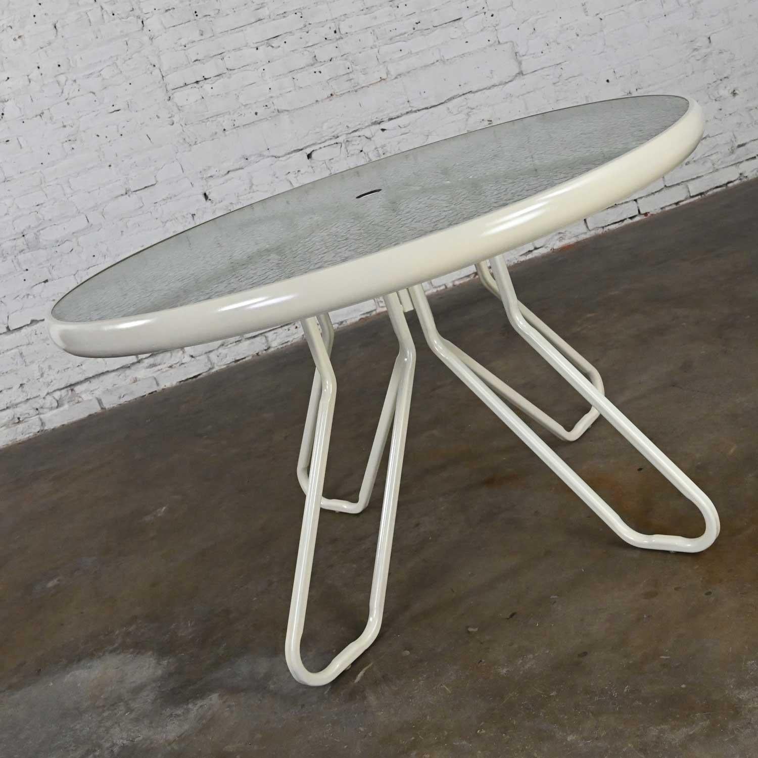 MCM Style Tropitone Outdoor Dining Table Pedestal Base Round Dimpled Glass Top In Good Condition For Sale In Topeka, KS