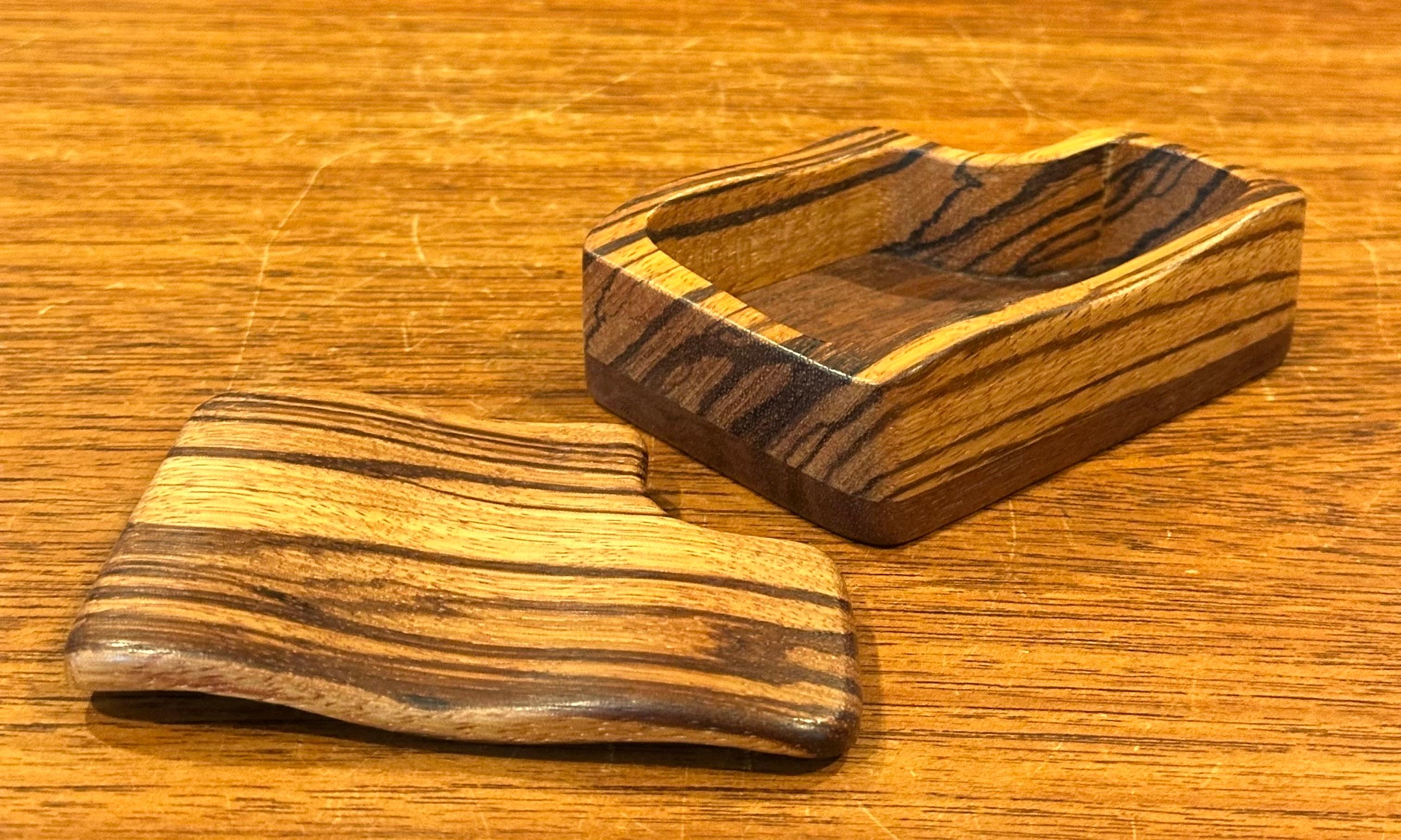 Scatola con coperchio in Wood e Noce firmata MCM Stylized Zebra in vendita 4