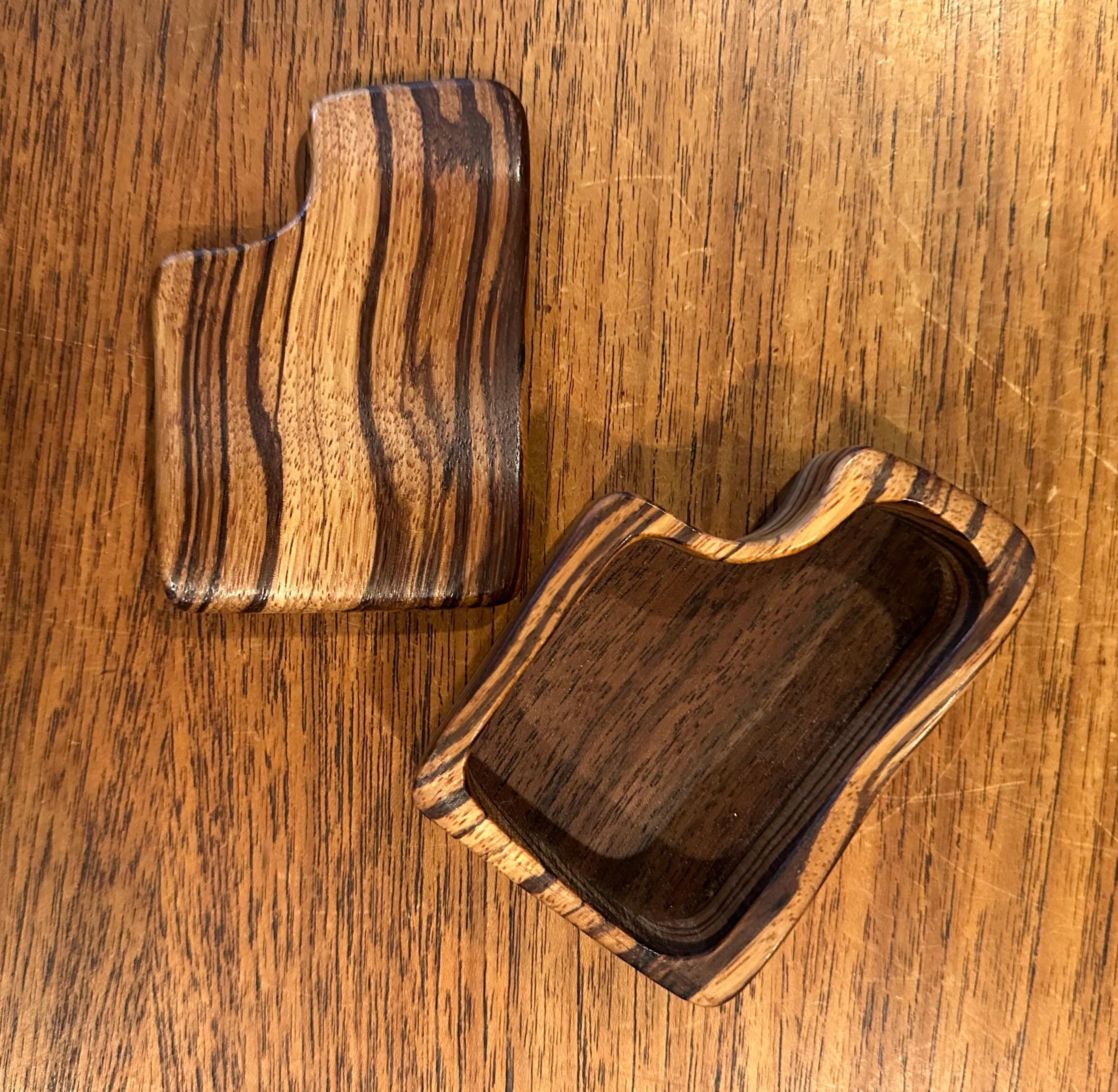 Scatola con coperchio in Wood e Noce firmata MCM Stylized Zebra in vendita 5