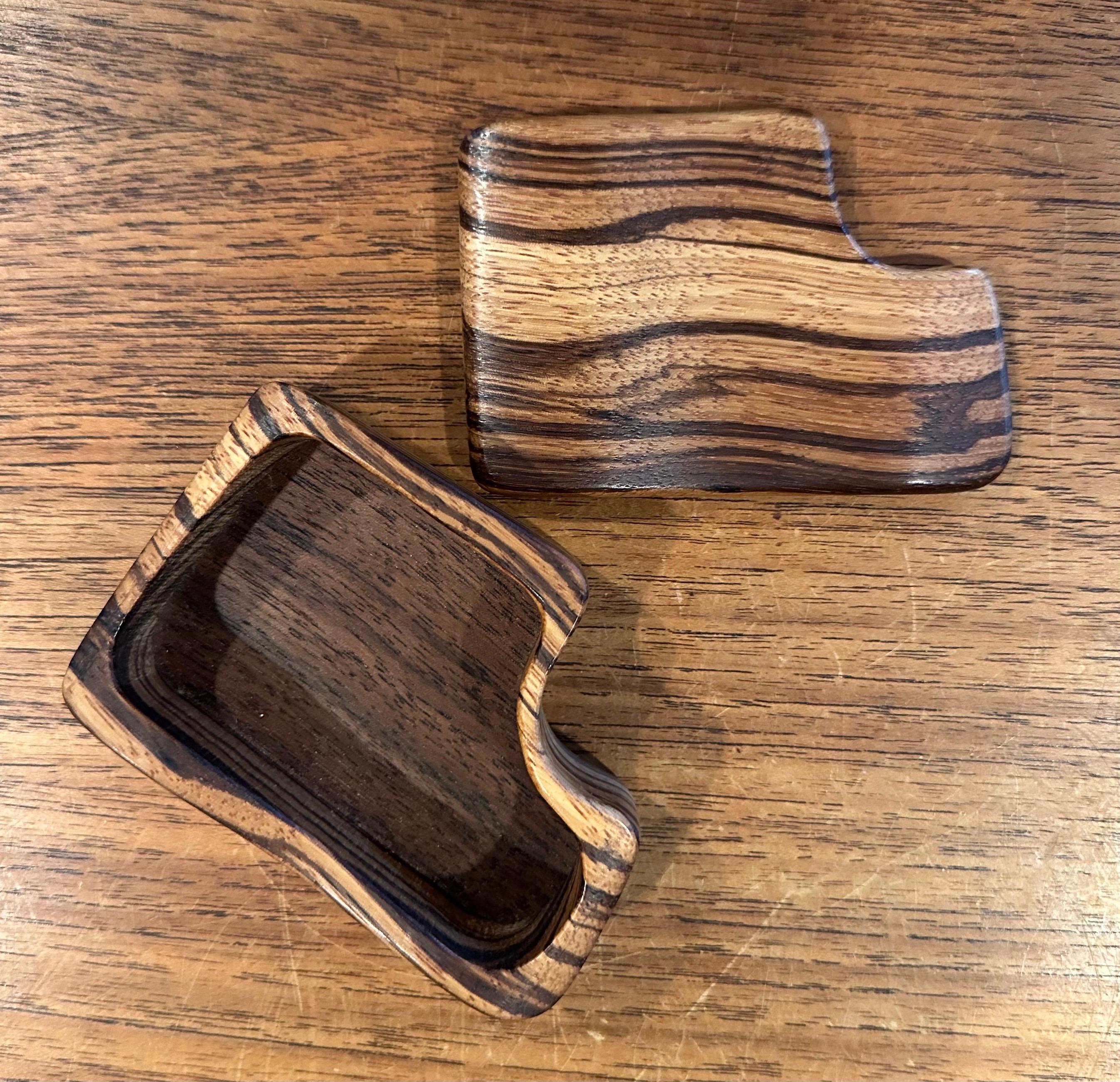 Scatola con coperchio in Wood e Noce firmata MCM Stylized Zebra in vendita 6