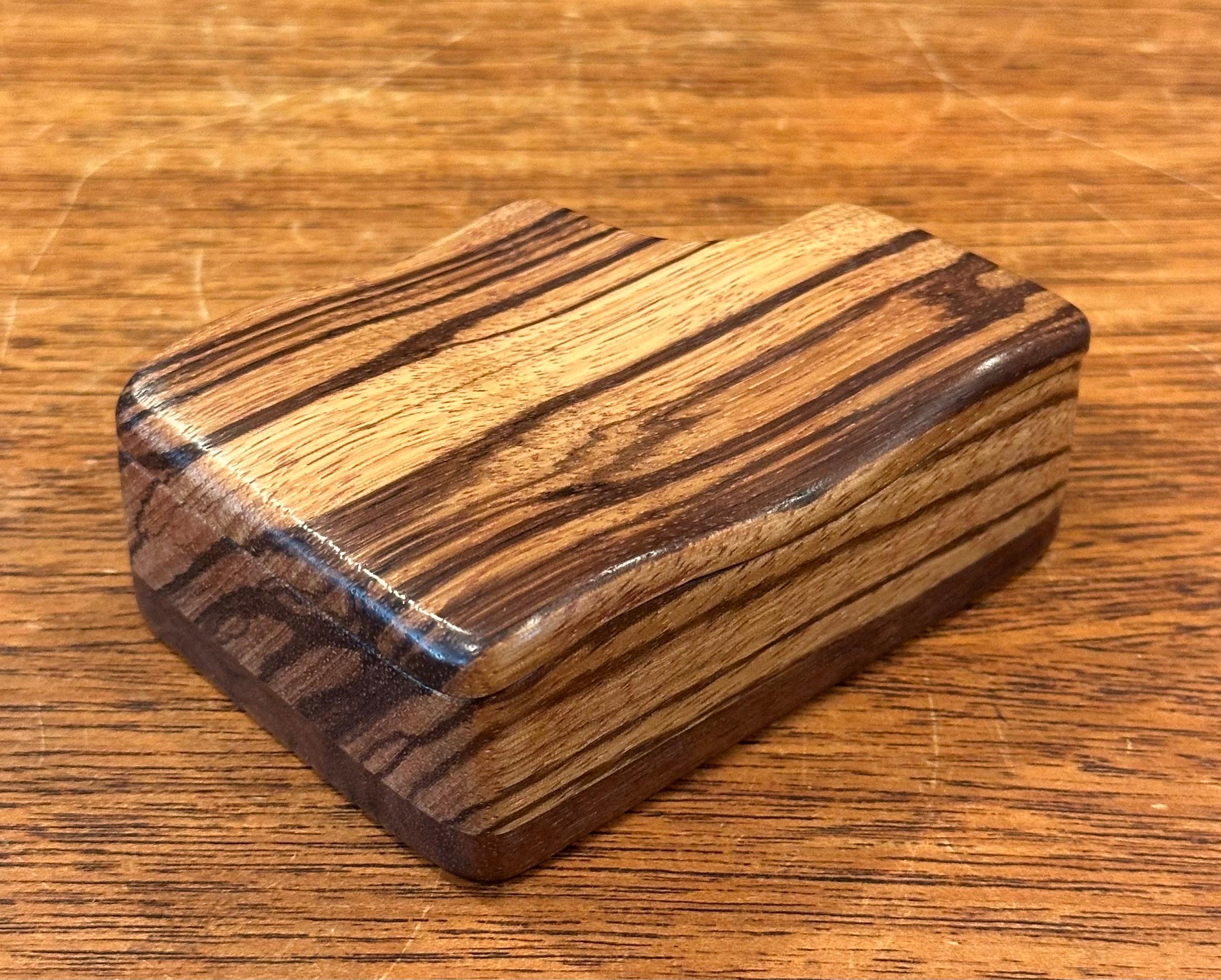 Scatola con coperchio in Wood e Noce firmata MCM Stylized Zebra in vendita 7
