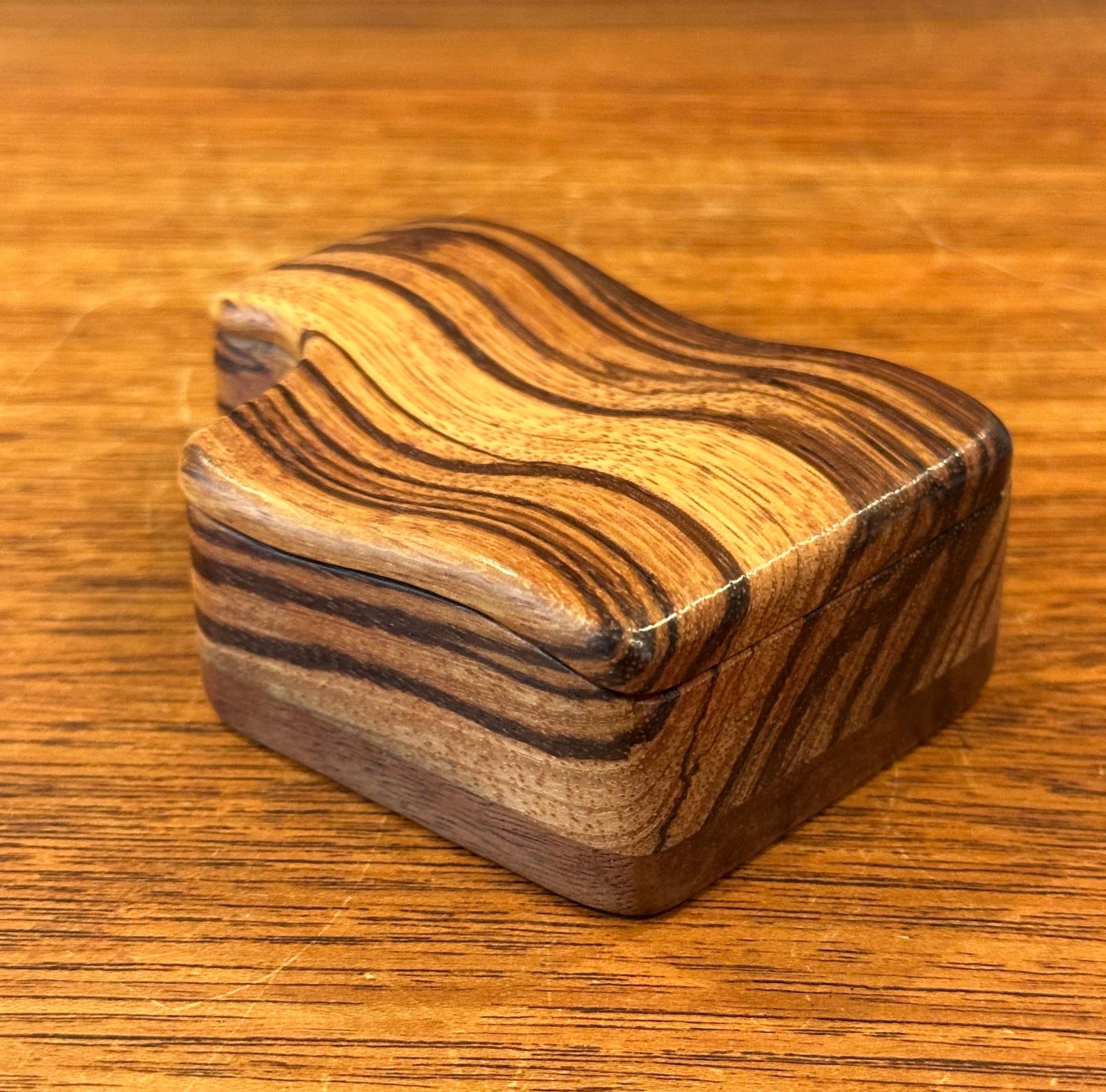 Scatola con coperchio in Wood e Noce firmata MCM Stylized Zebra in vendita 8
