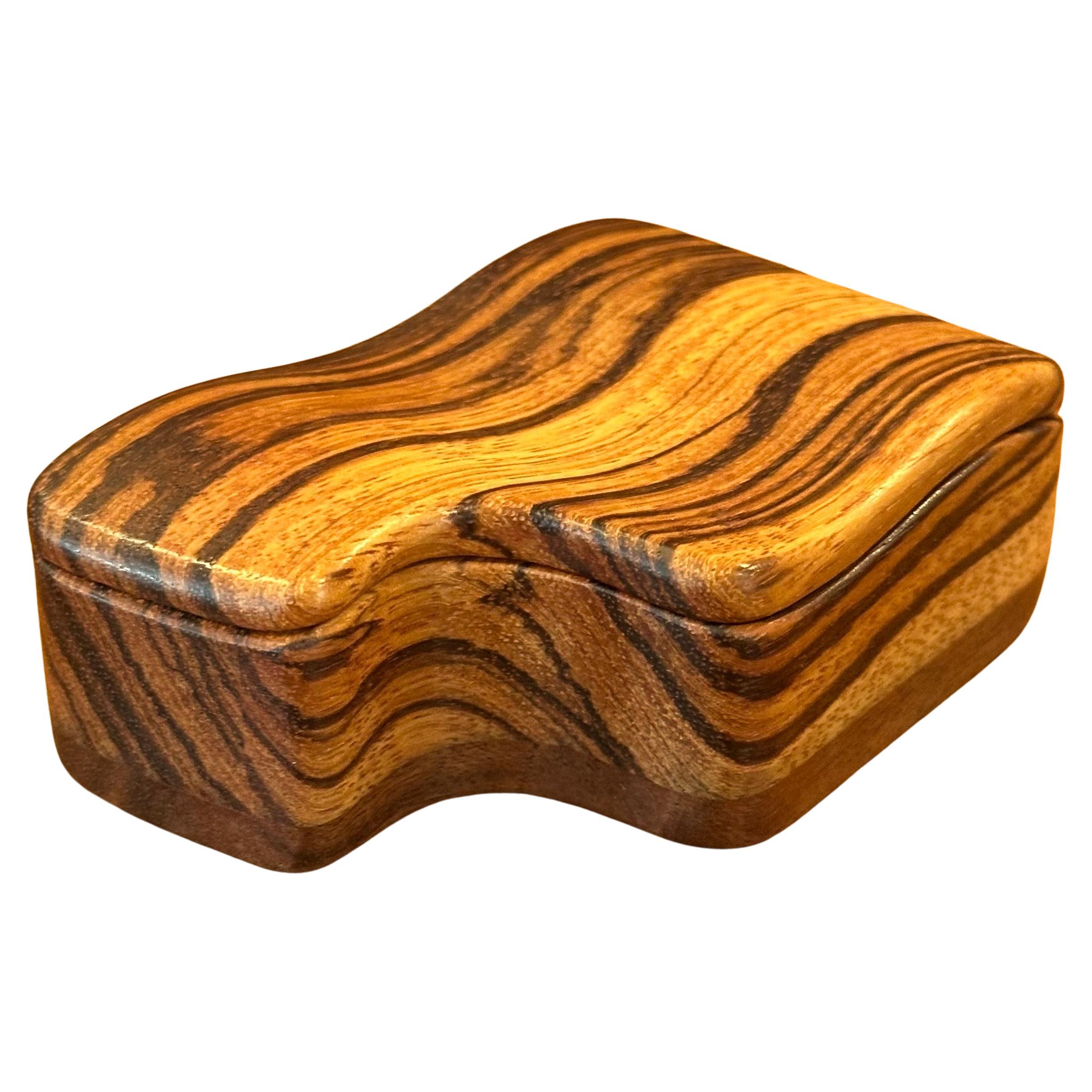 Scatola con coperchio in Wood e Noce firmata MCM Stylized Zebra in vendita 10