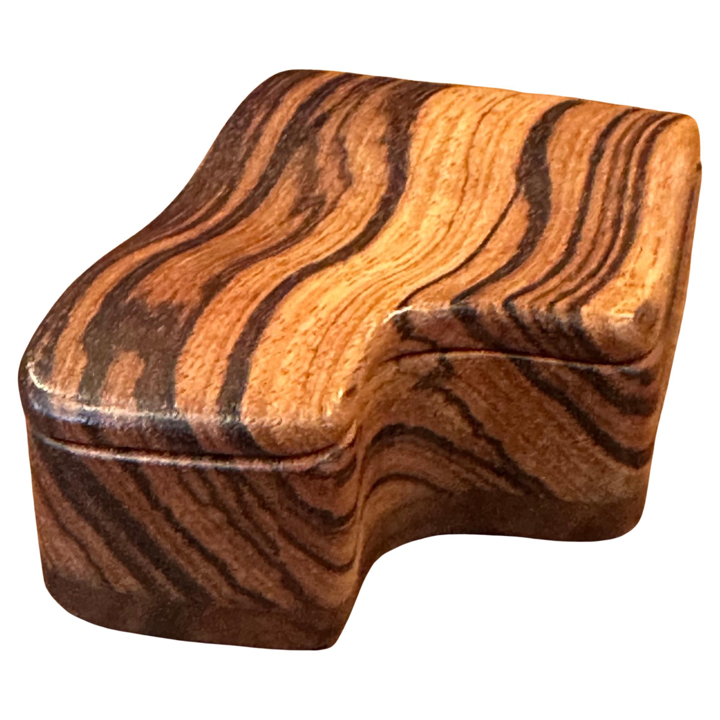 Splendida scatola con coperchio in legno di zebra e noce firmata MCM,  circa anni '90. La piccola scatola è realizzata in modo eccellente e misura 2,5 