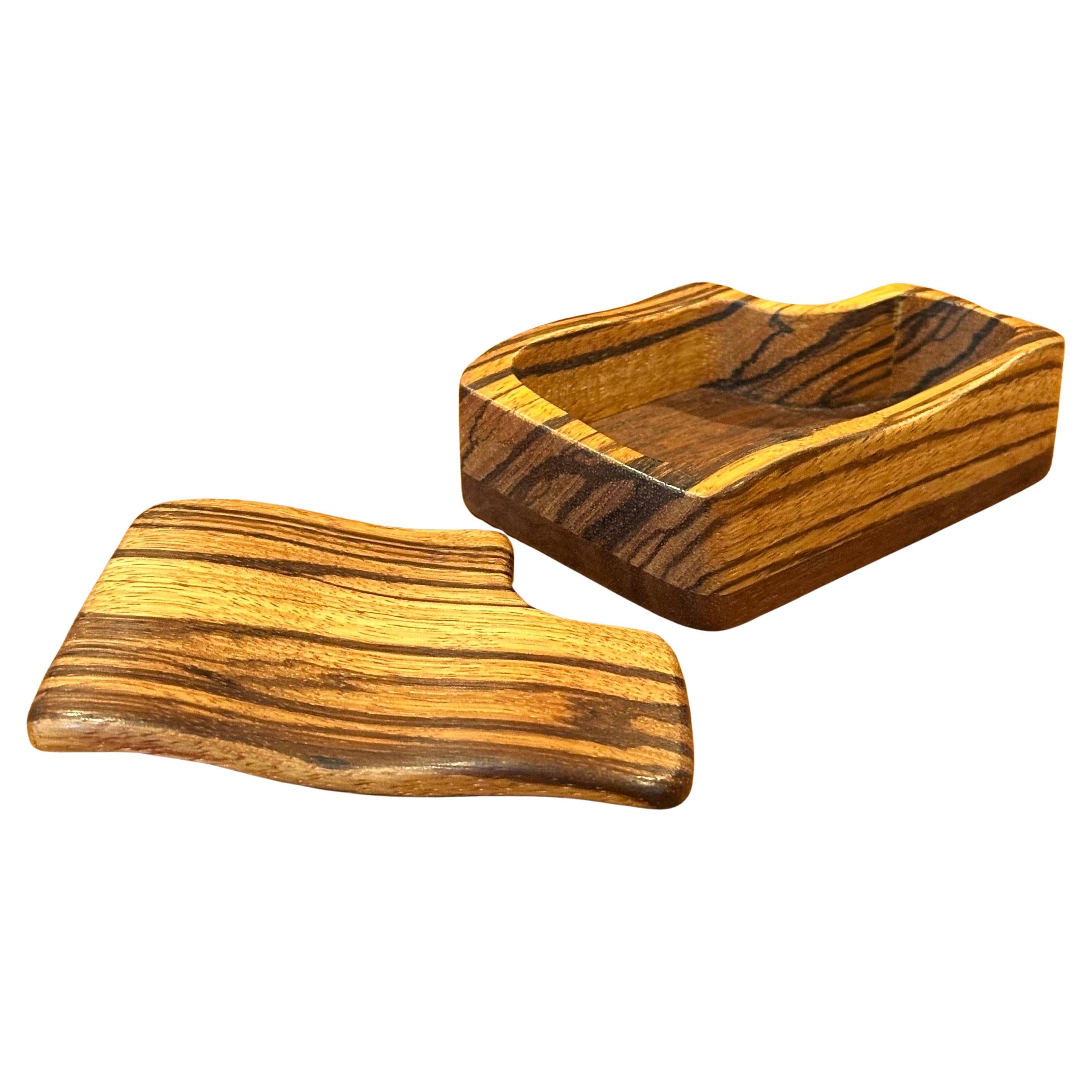 Mid-Century moderno Scatola con coperchio in Wood e Noce firmata MCM Stylized Zebra in vendita