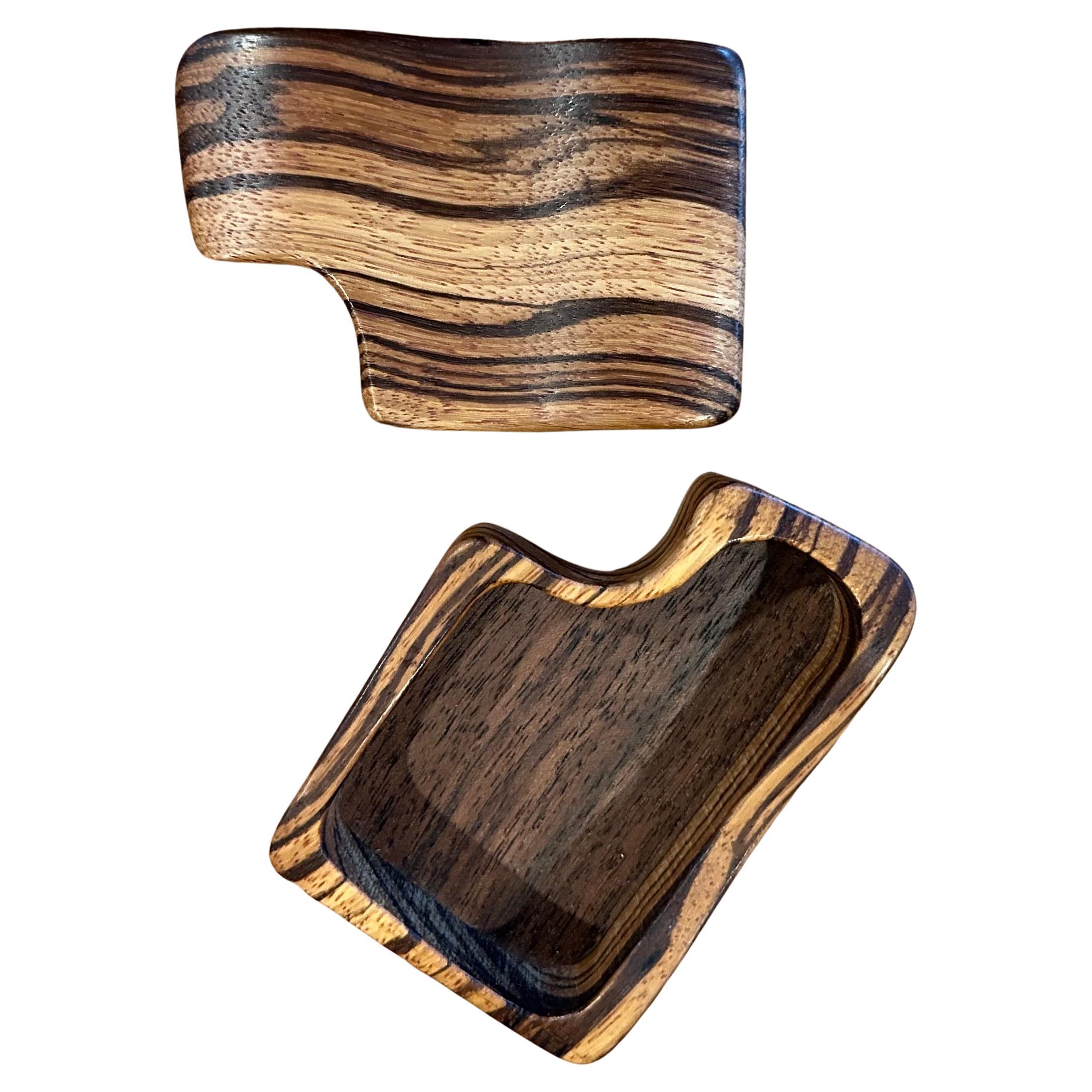 Intagliato a mano Scatola con coperchio in Wood e Noce firmata MCM Stylized Zebra in vendita