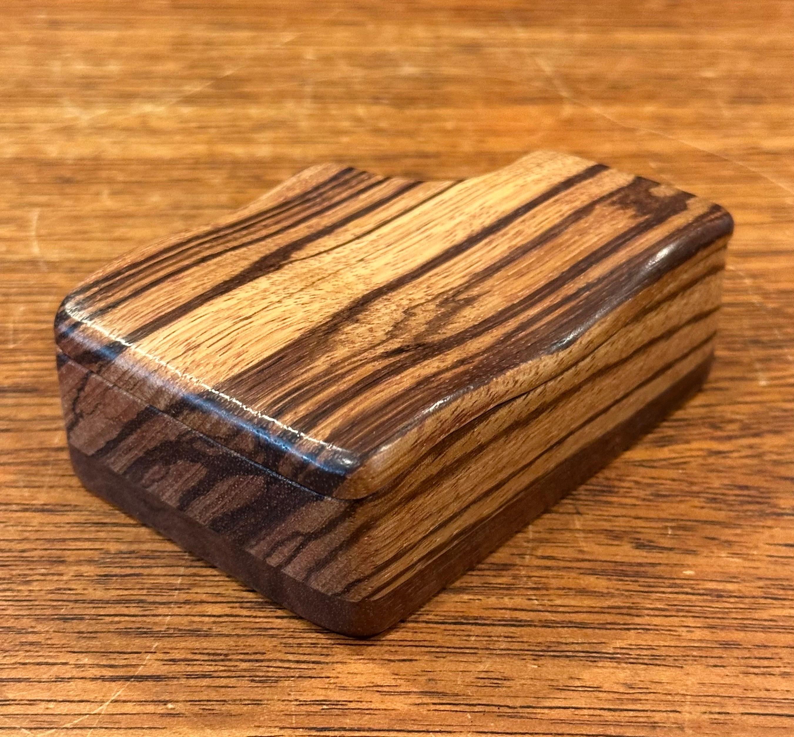Scatola con coperchio in Wood e Noce firmata MCM Stylized Zebra In condizioni buone in vendita a San Diego, CA