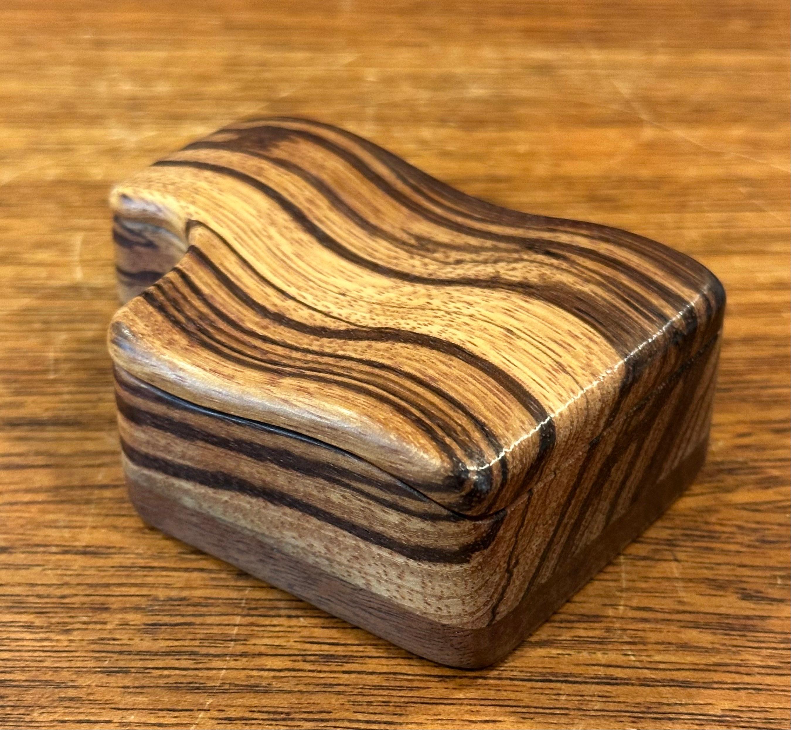 XX secolo Scatola con coperchio in Wood e Noce firmata MCM Stylized Zebra in vendita