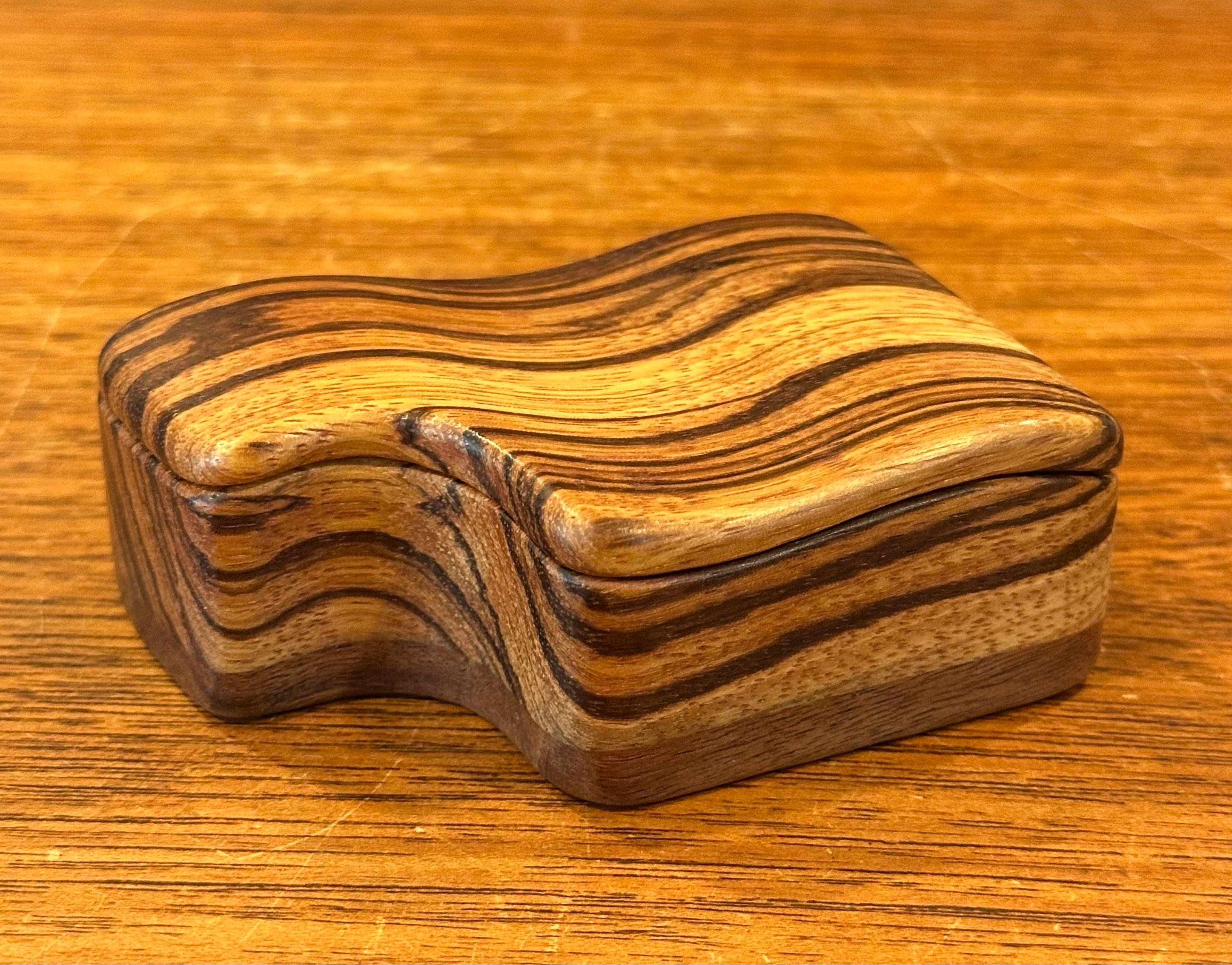 Zebrano Scatola con coperchio in Wood e Noce firmata MCM Stylized Zebra in vendita