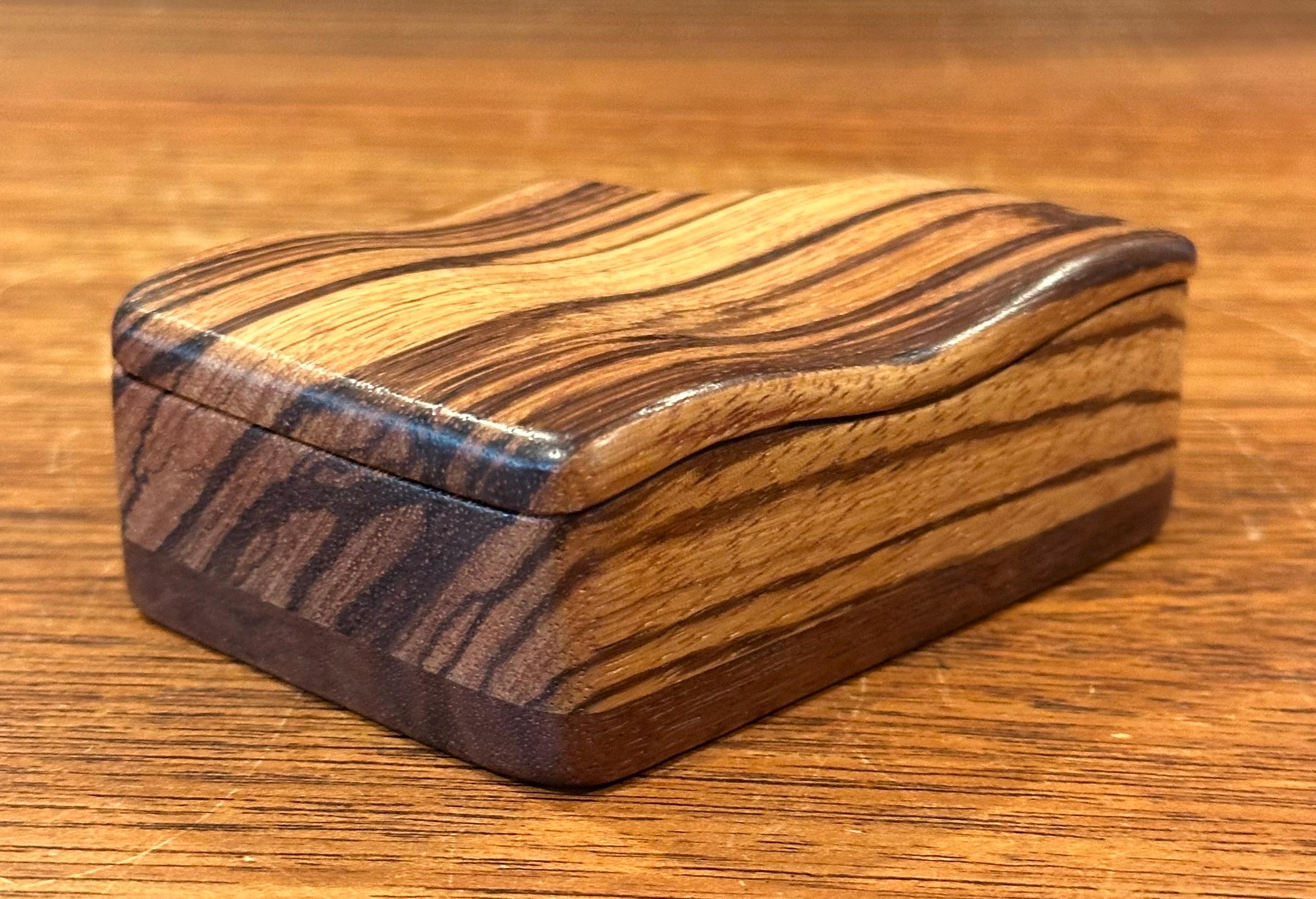 Scatola con coperchio in Wood e Noce firmata MCM Stylized Zebra in vendita 1
