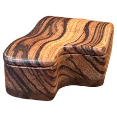MCM Stilisierte signierte Zebra Holz und Nussbaum Deckel Box