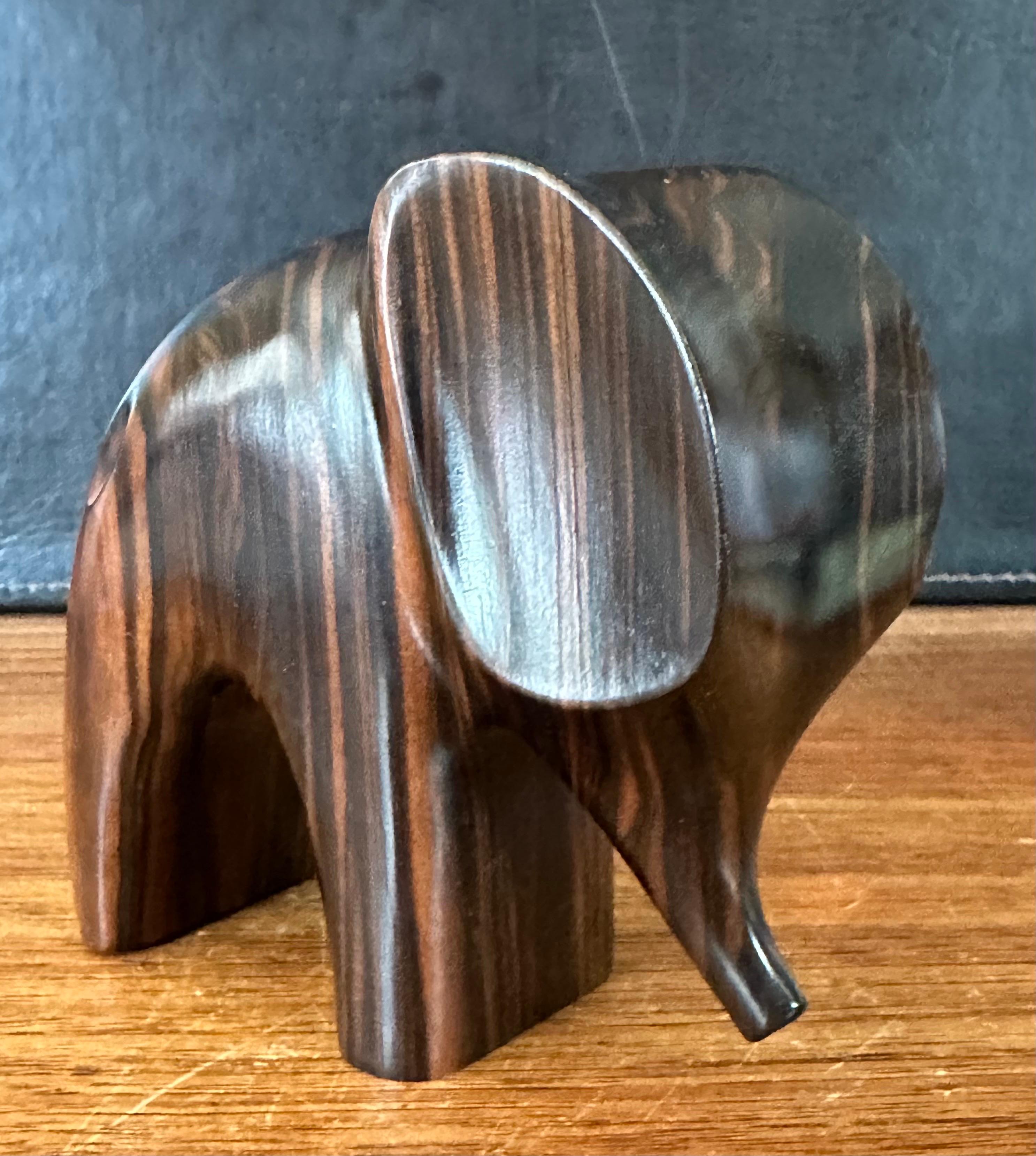 Sculpture d'éléphant stylisée en bois zébré MCM en vente 2