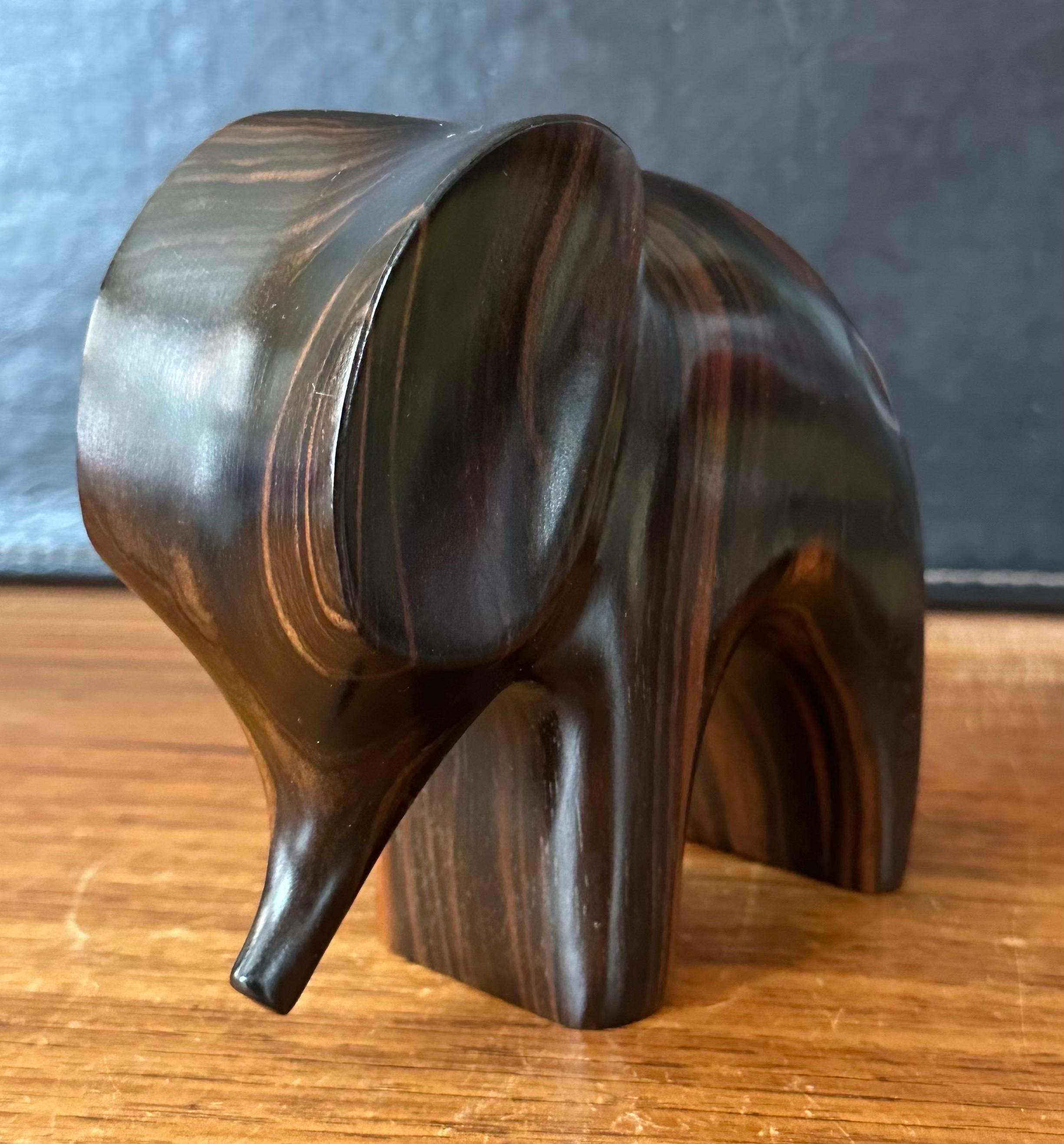 Sculpture d'éléphant stylisée en bois zébré MCM en vente 3