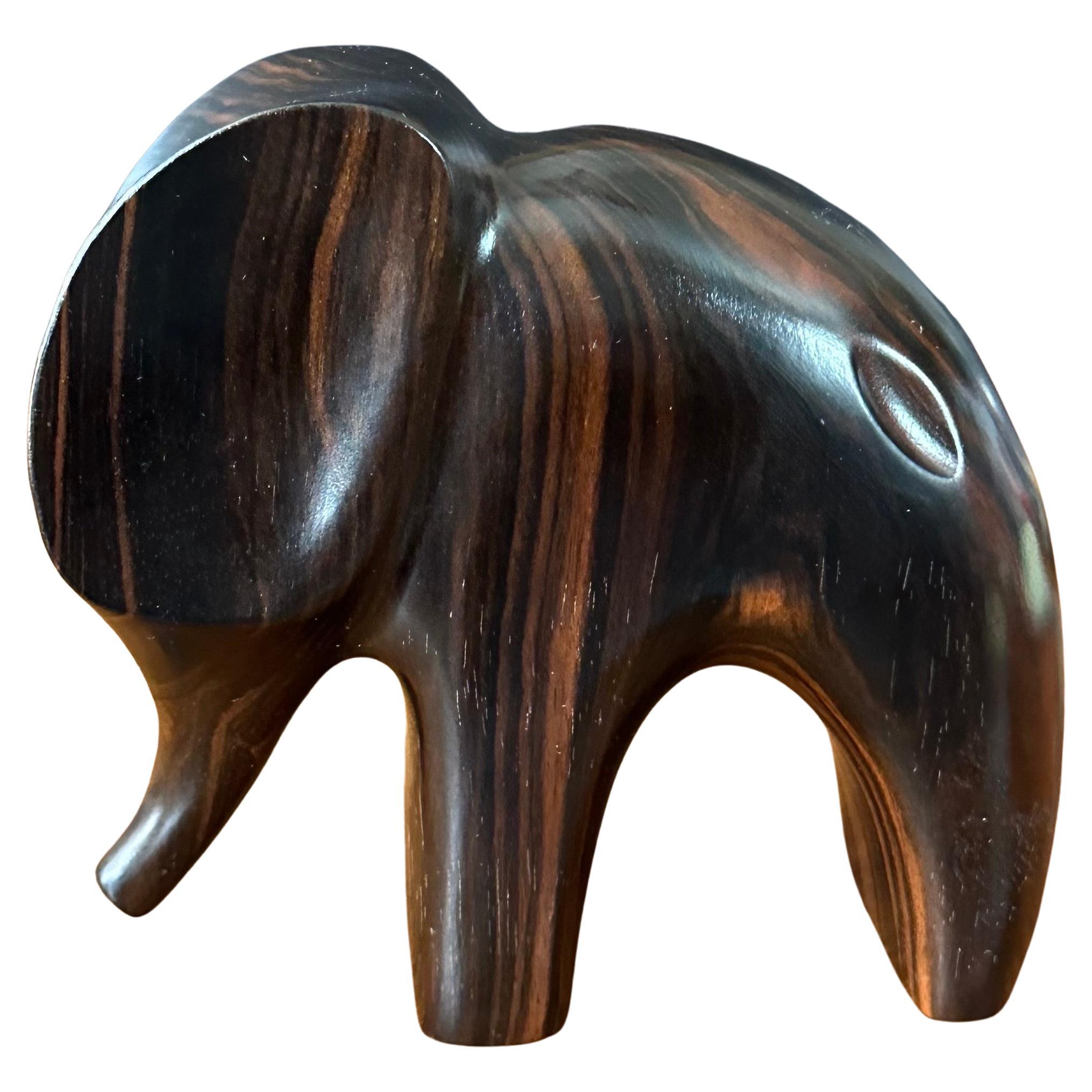 Sculpture d'éléphant stylisée en bois zébré MCM en vente 4