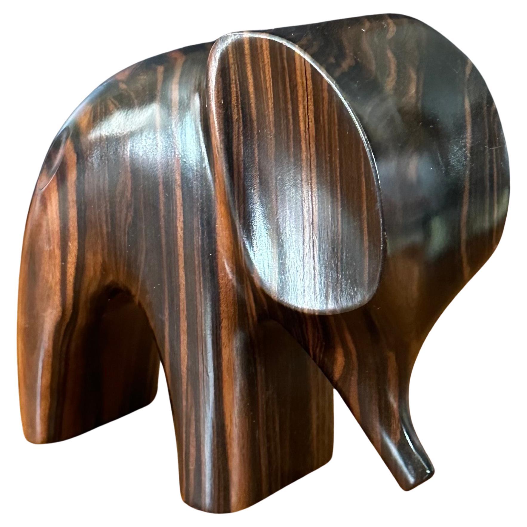 Magnifique sculpture d'éléphant en bois de zèbre stylisé (peut-être en palissandre ; pas sûr) de MCM, vers les années 1970. La pièce est en très bon état et mesure 5,5 