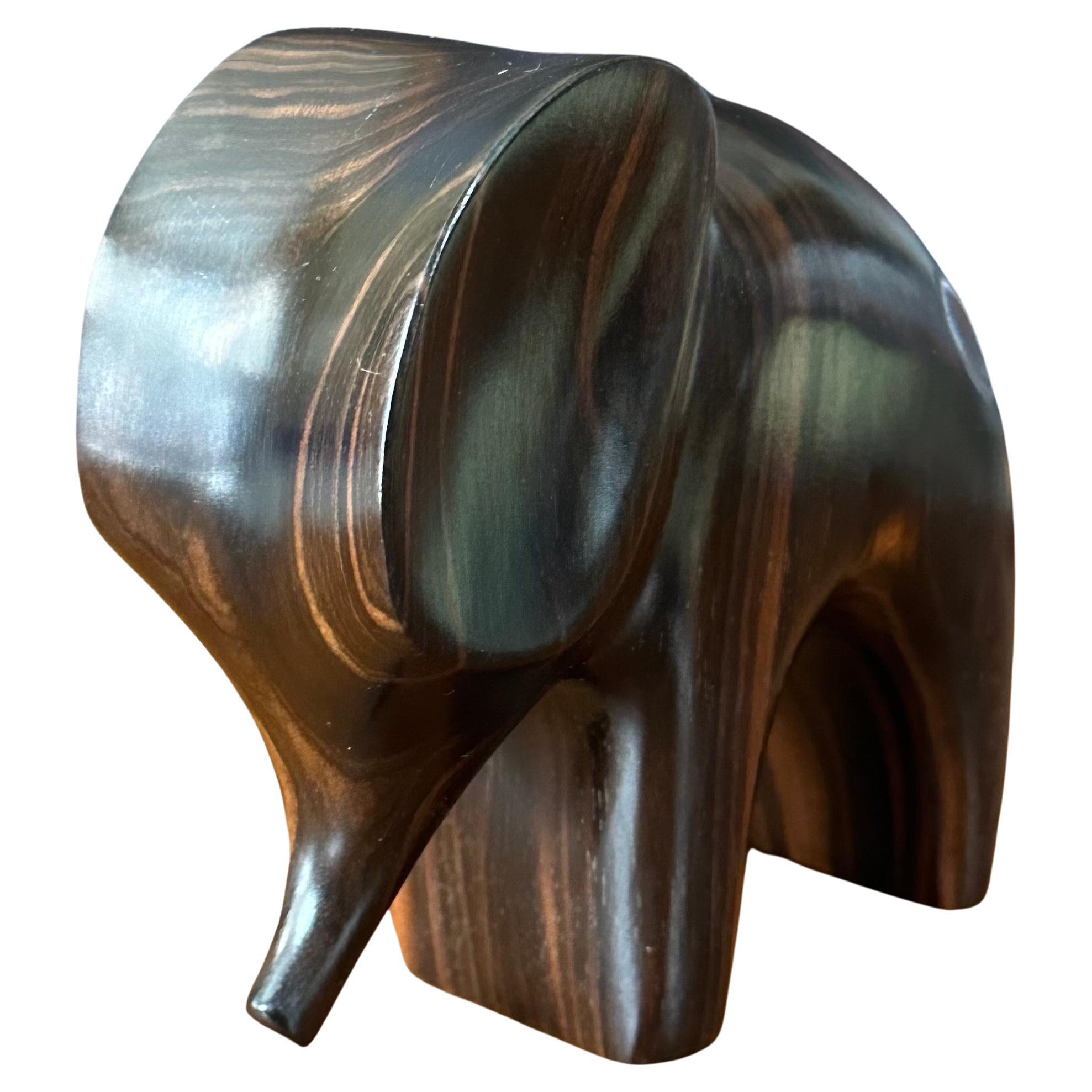 Mid-Century Modern Sculpture d'éléphant stylisée en bois zébré MCM en vente