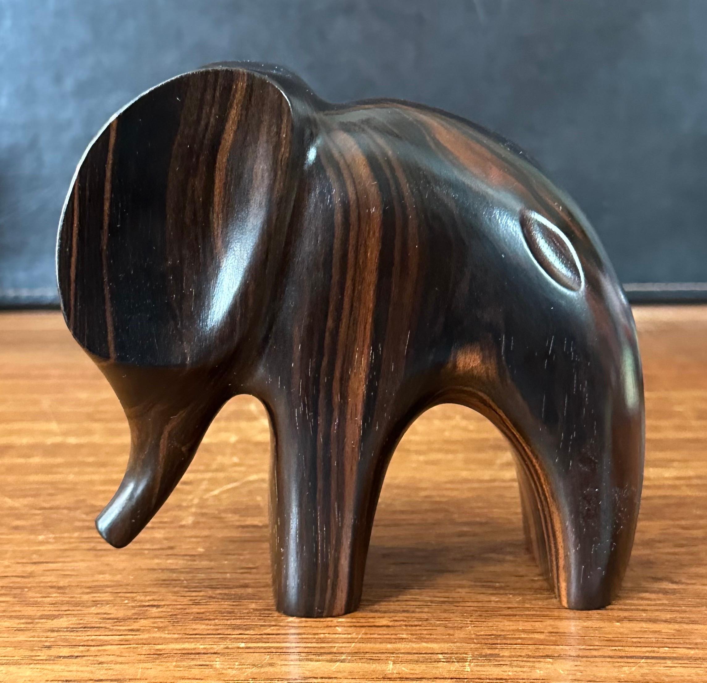 Américain Sculpture d'éléphant stylisée en bois zébré MCM en vente