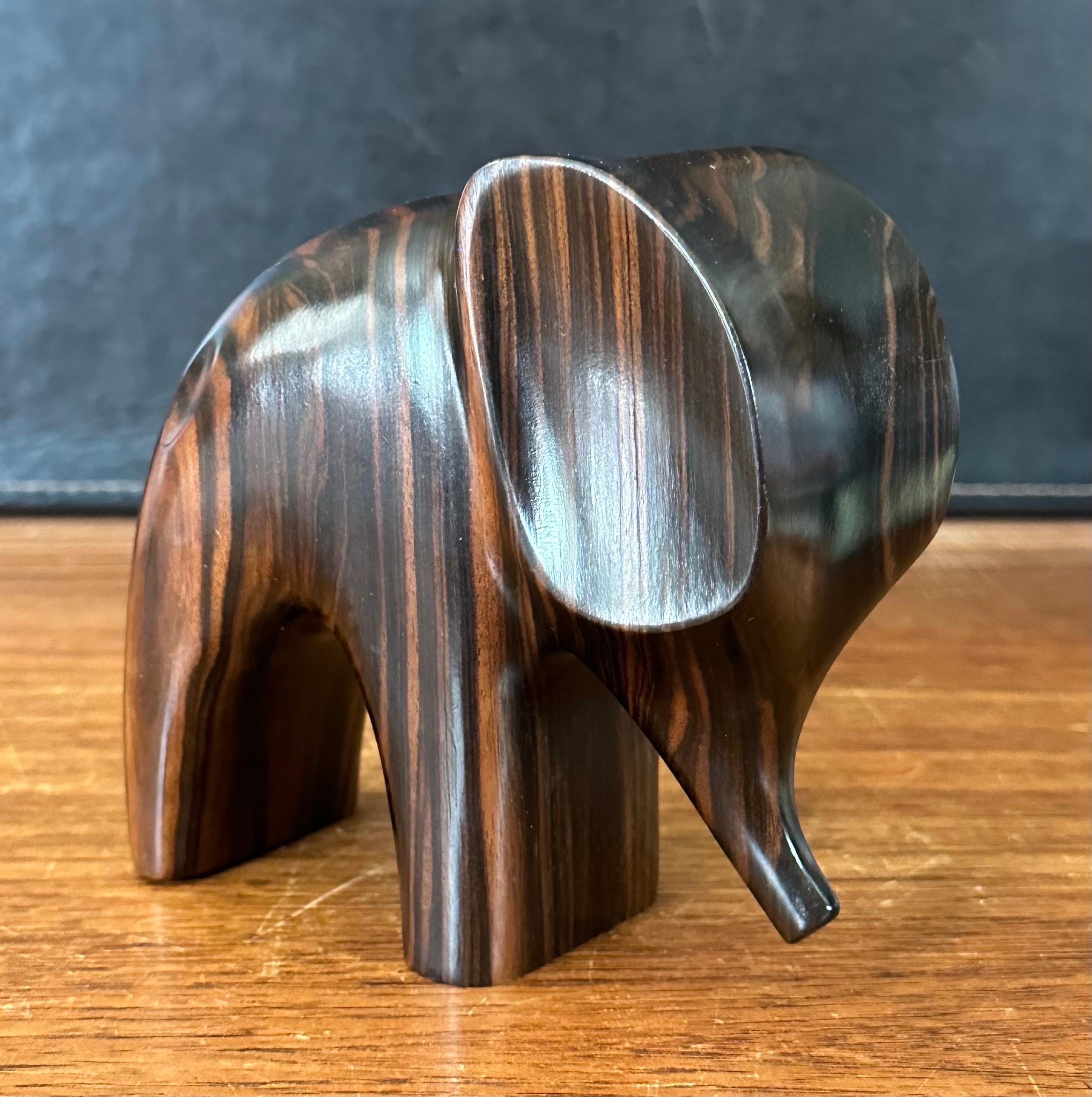 Sculpture d'éléphant stylisée en bois zébré MCM Bon état - En vente à San Diego, CA