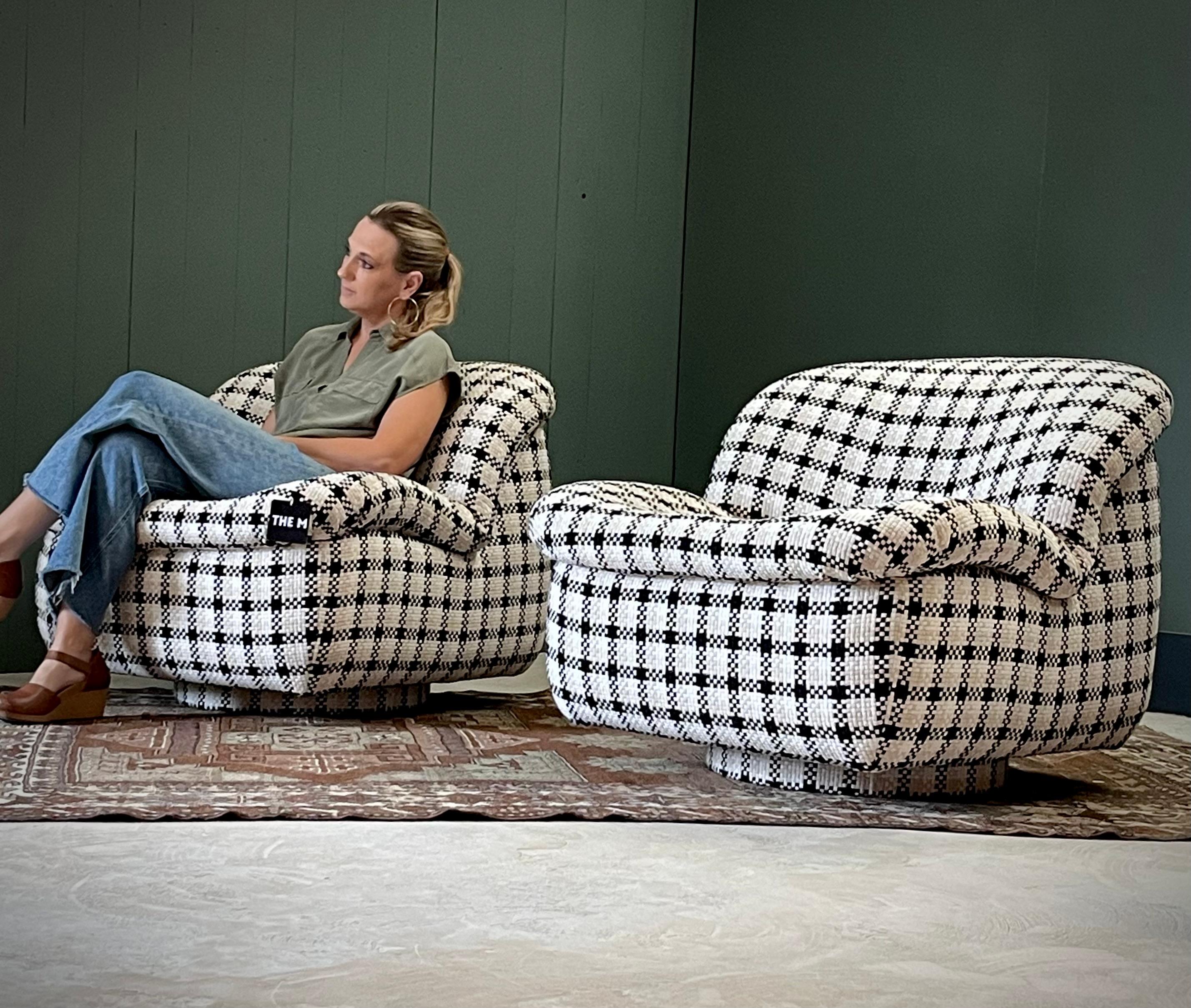 Paar drehbare, armlose MCM-Loungesessel mit Chanel-inspiriertem geflochtenem Textil im Angebot 7