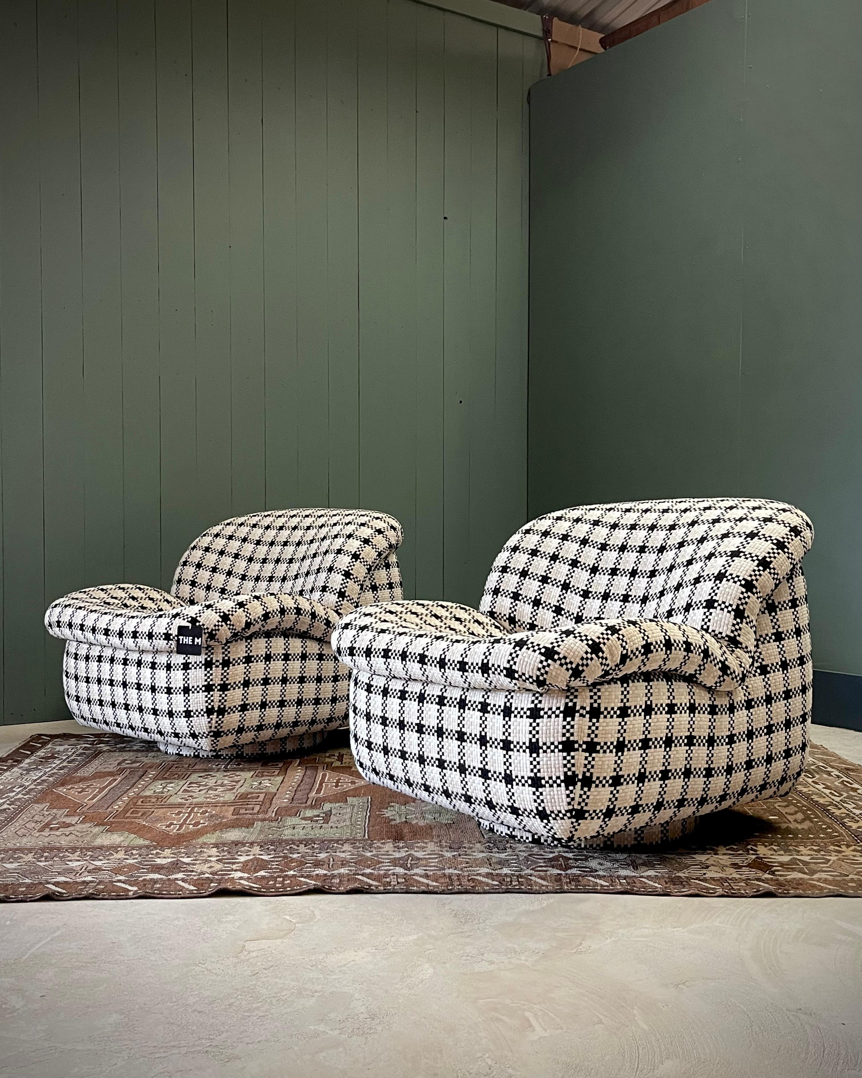 Paar drehbare, armlose MCM-Loungesessel mit Chanel-inspiriertem geflochtenem Textil (Moderne der Mitte des Jahrhunderts) im Angebot