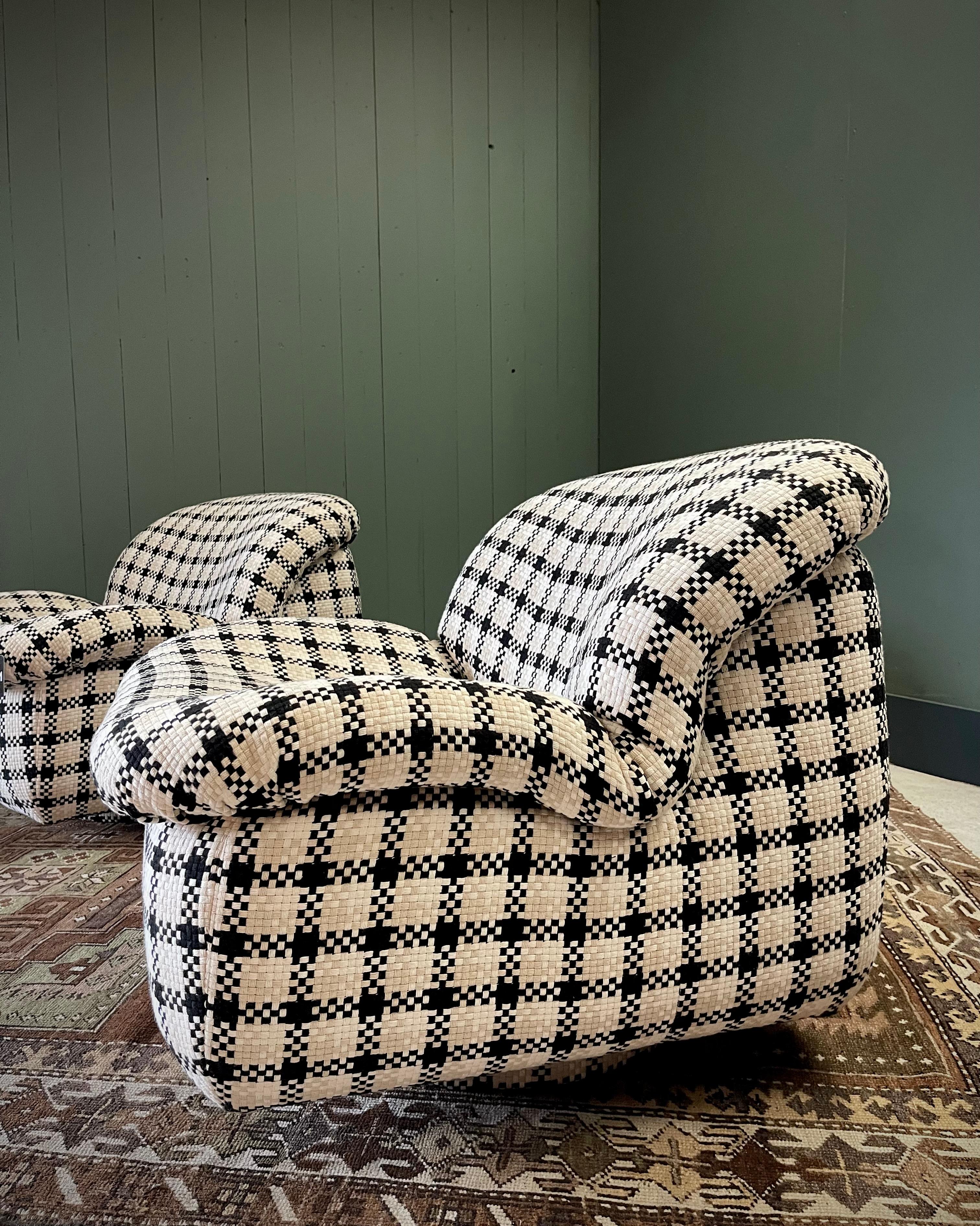 Paar drehbare, armlose MCM-Loungesessel mit Chanel-inspiriertem geflochtenem Textil im Zustand „Gut“ im Angebot in Mckinney, TX