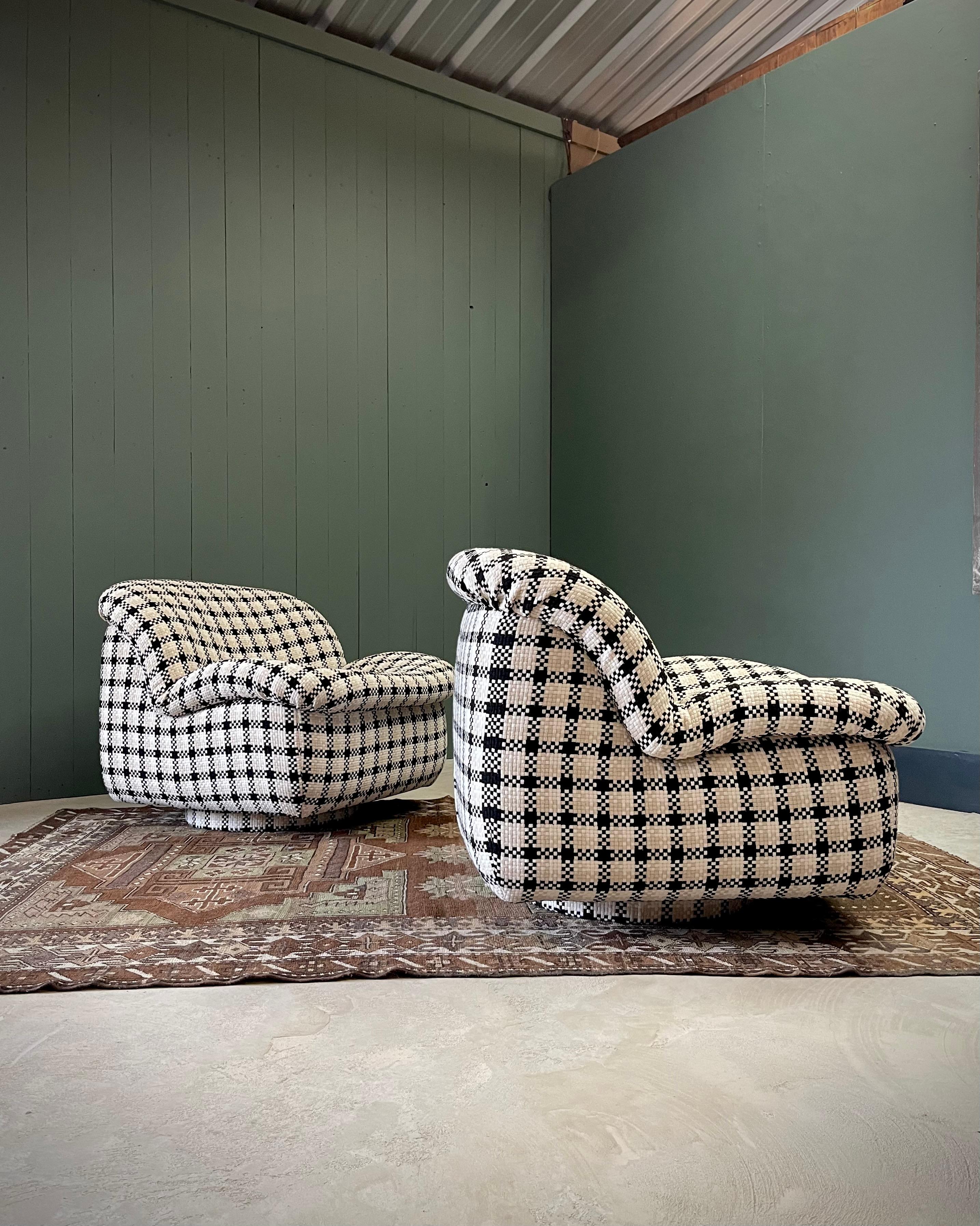 Paar drehbare, armlose MCM-Loungesessel mit Chanel-inspiriertem geflochtenem Textil im Angebot 3