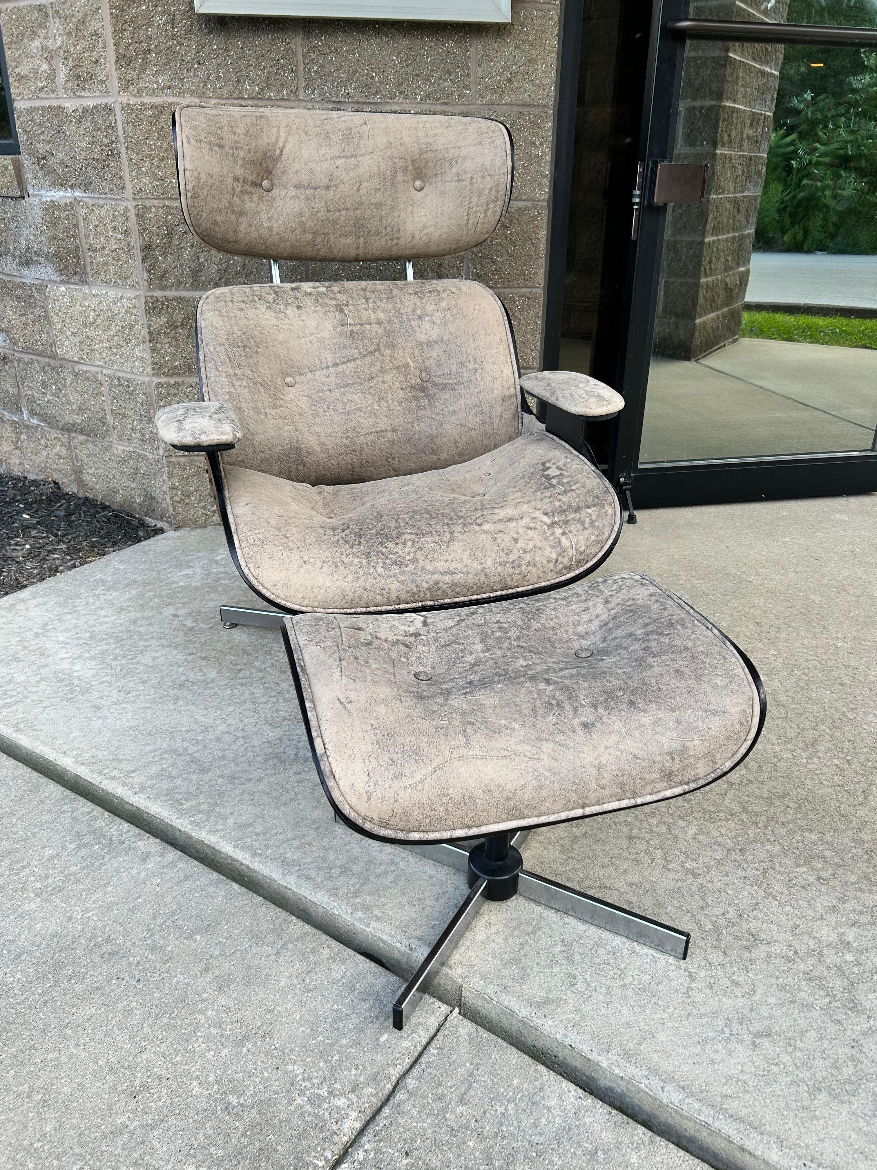 Butaca giratoria y otomana restauradas de la Modernidad de Mitad de Siglo, en cuero de grano superior nuevo, al estilo de la emblemática Butaca Eames.  La piel que utilizamos para esta pieza se llama Piel Desgastada en Capuchino de Edelman