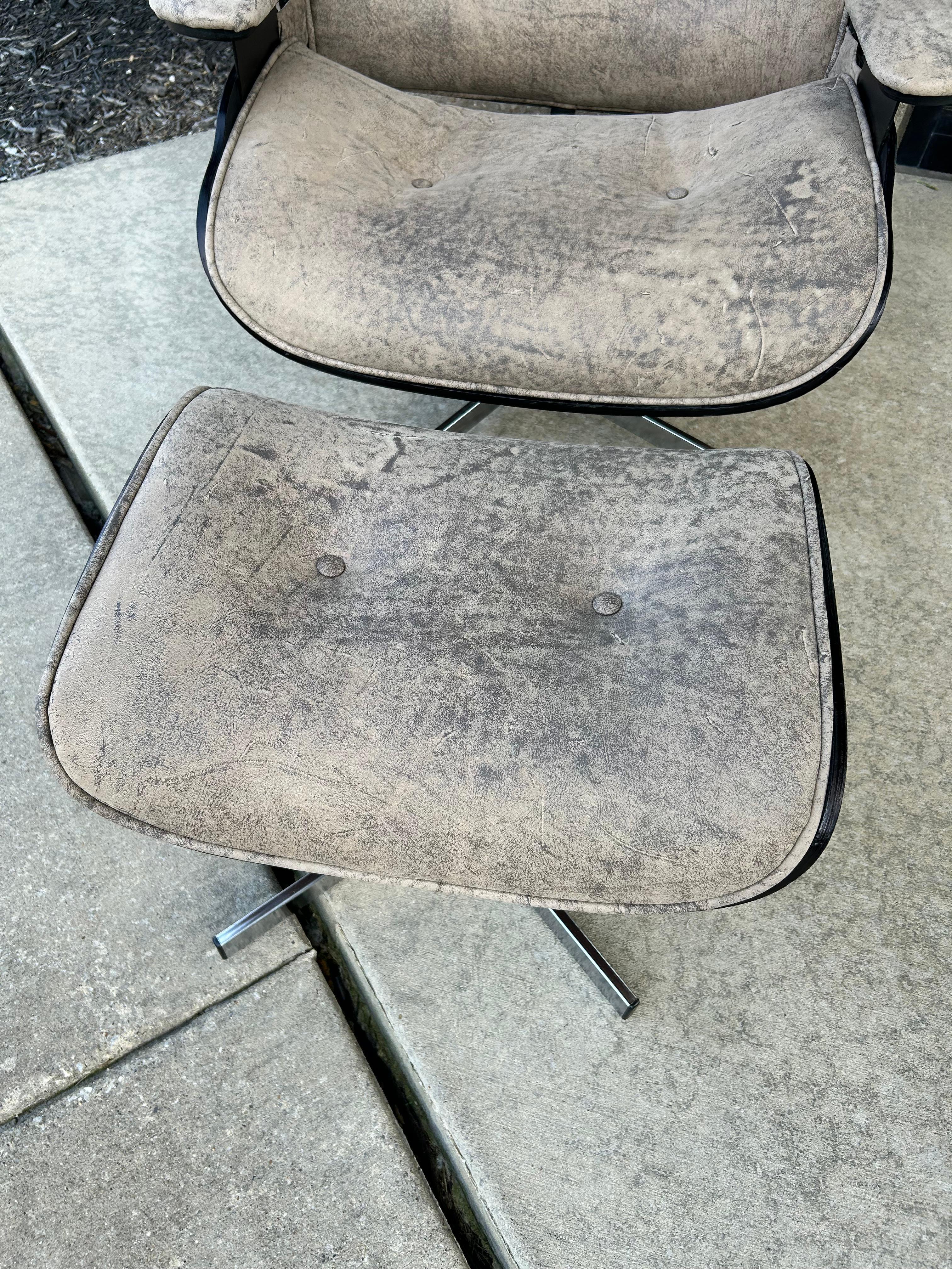 Silla giratoria y otomana MCM-Retapizada Moderno de mediados de siglo en venta
