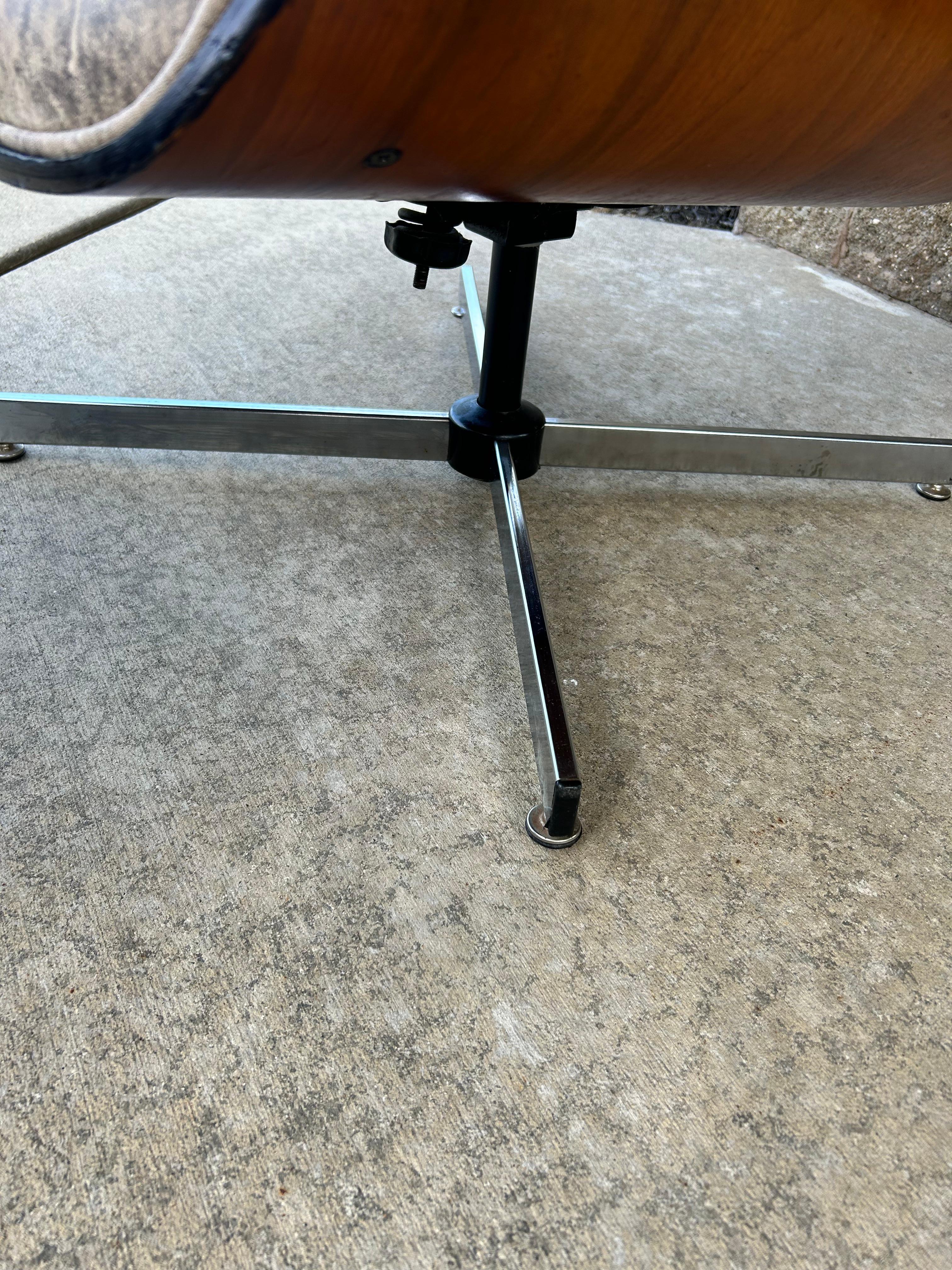 Silla giratoria y otomana MCM-Retapizada en venta 1