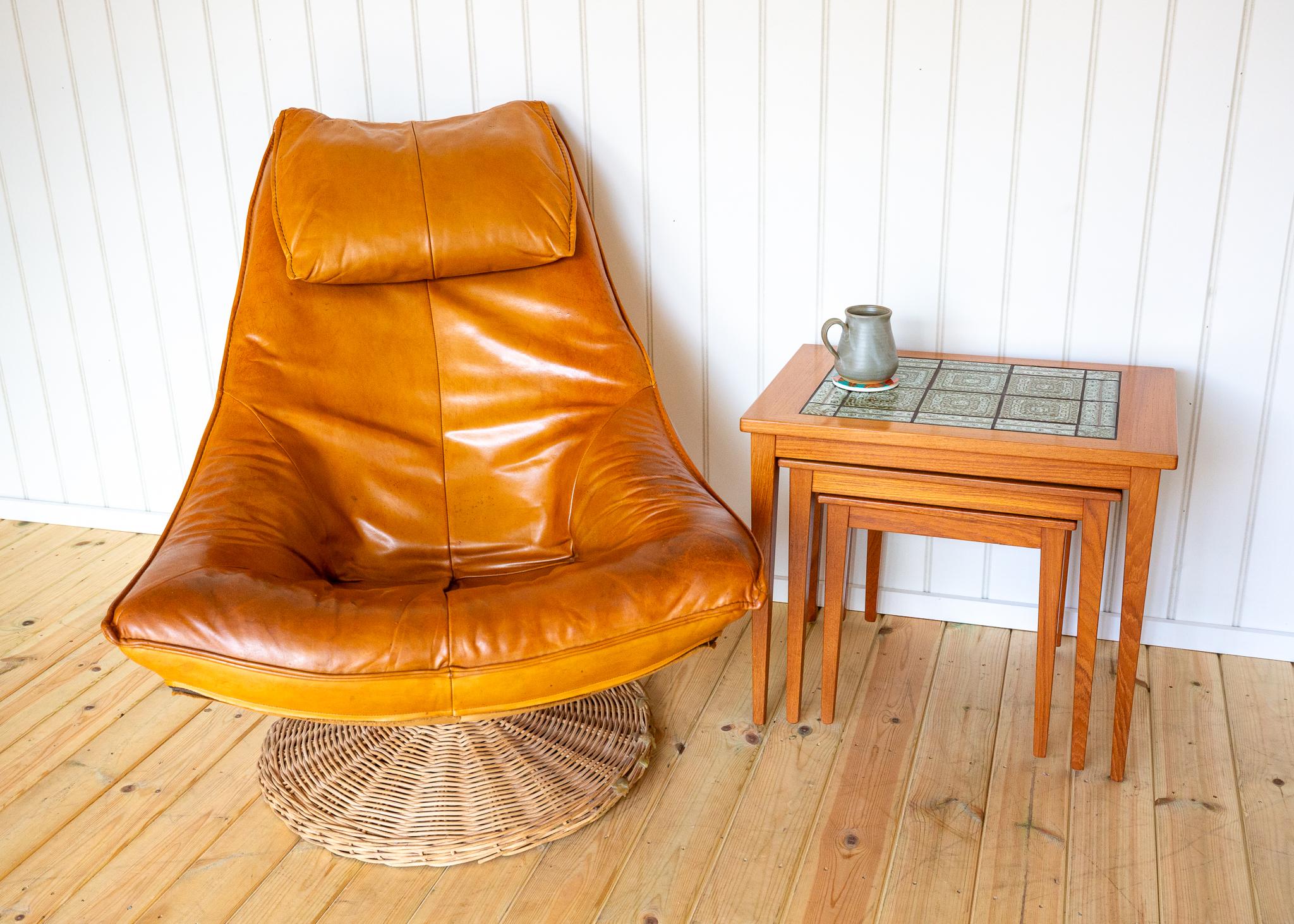 Une chaise de salon pivotante en cuir de designer du milieu du siècle, très rare, distinctive et remarquablement attrayante. Conçue par le grand designer néerlandais Gerard Van Den Berg et produite par Montis dans les années 1970, cette chaise