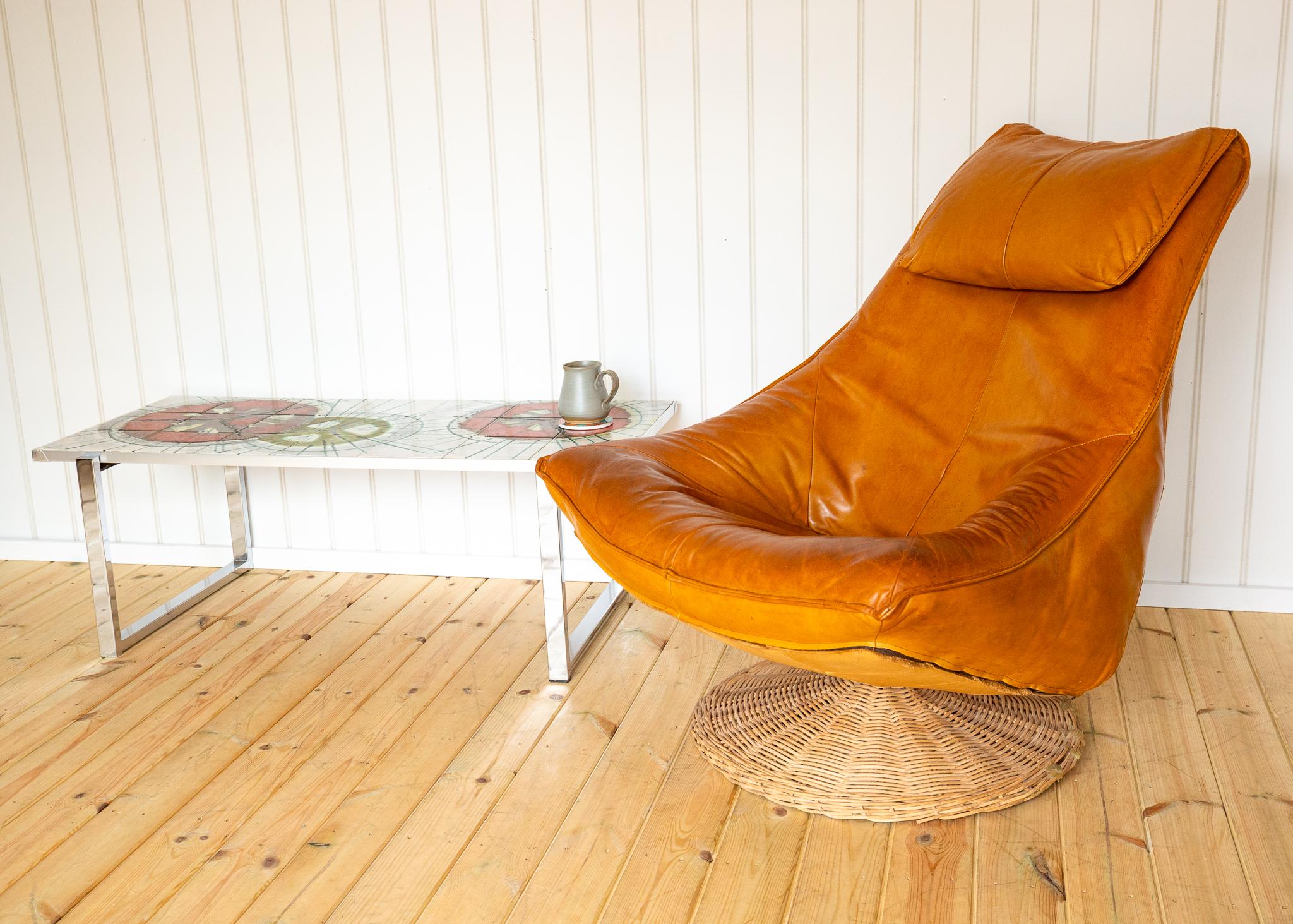 Tissé à la main Chaise longue pivotante MCM en cuir caramel 1970 DEN Gerard Van Den Berg Montis en vente