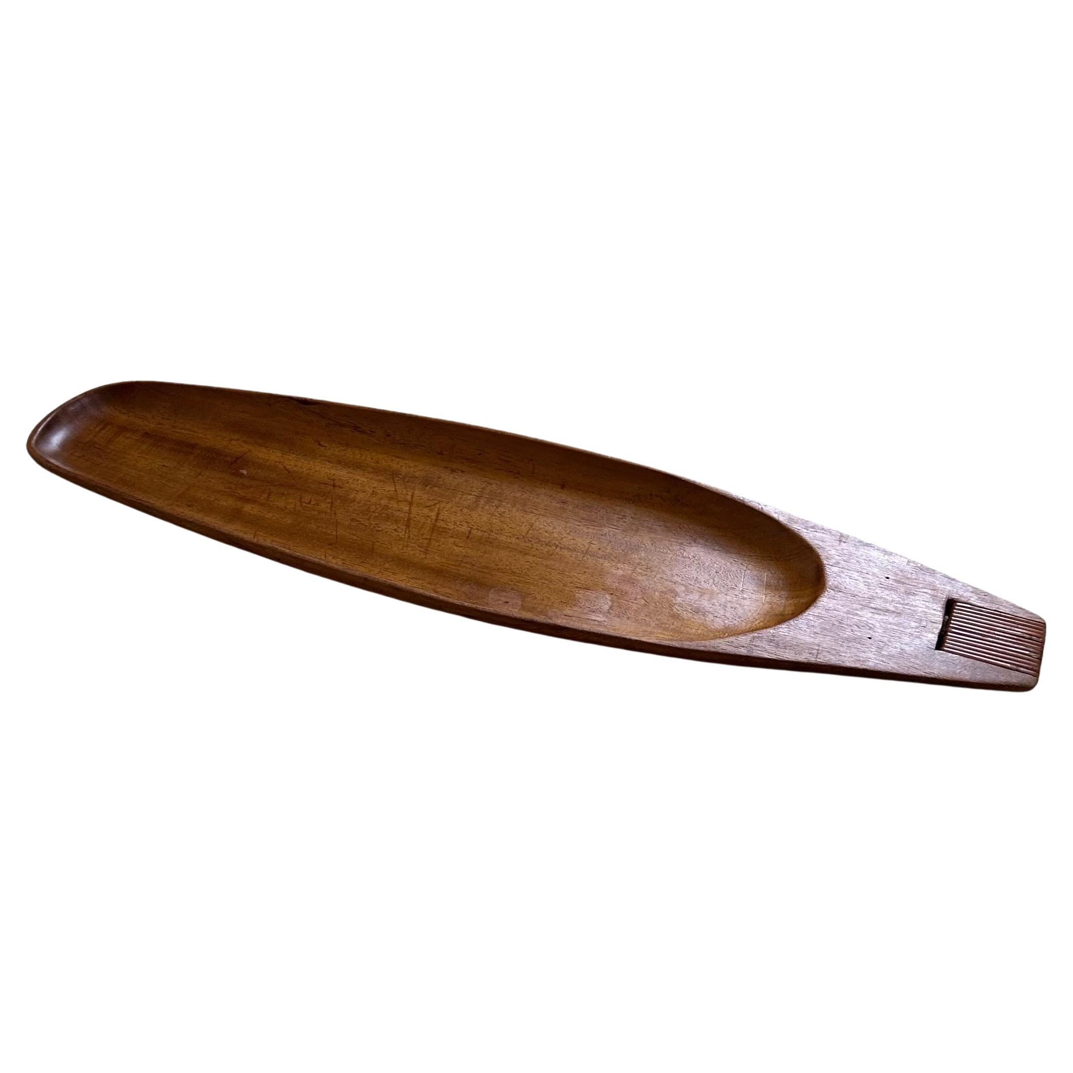 Ein sehr cooler MCM Taverneau aus Holz  Längliches Tablett mit Weidengriff von Arthur Umanoff, ca. 1960er Jahre.  Das Tablett ist in gutem Vintage-Zustand und misst 21,25 