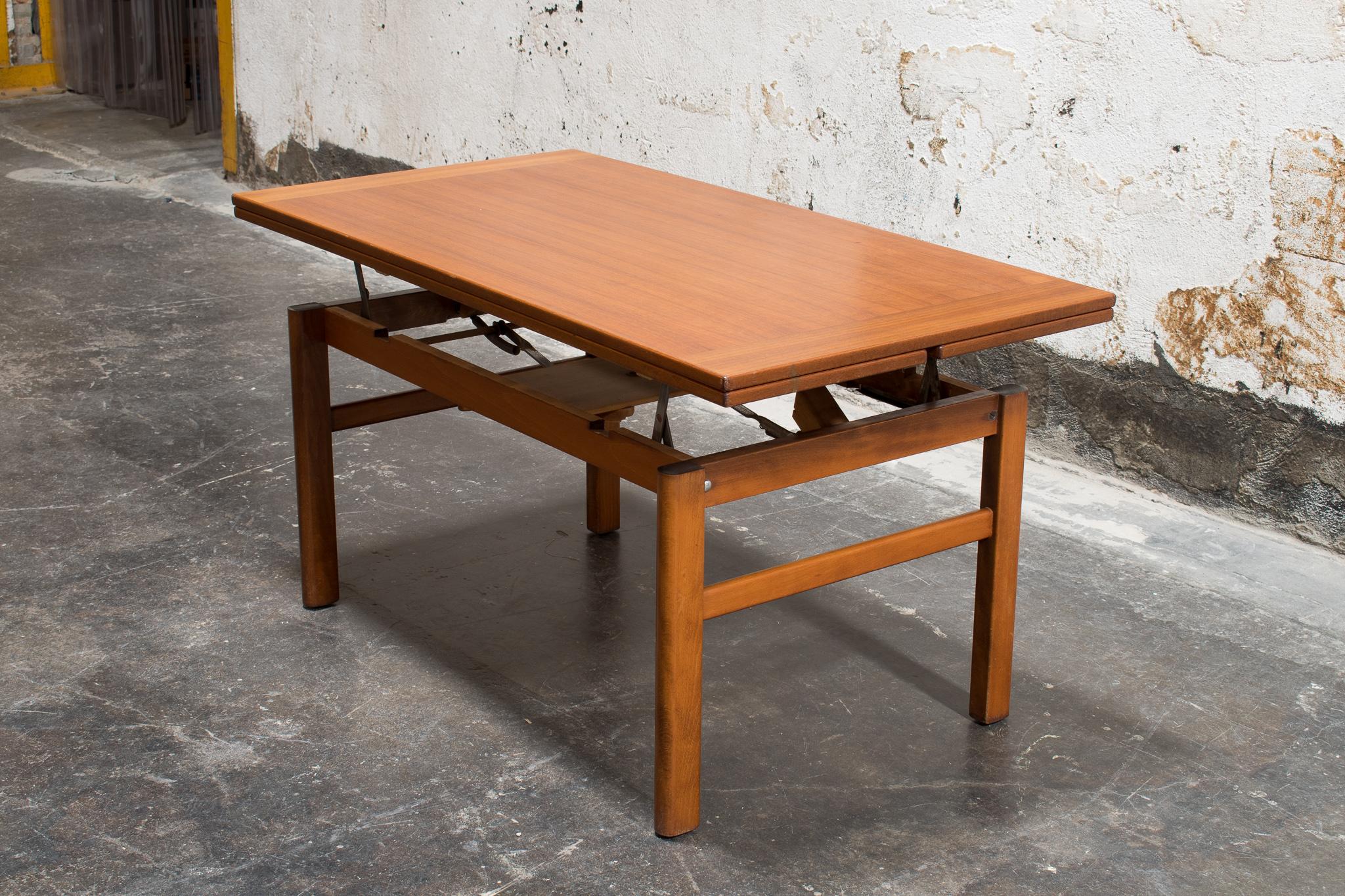 Table suédoise en teck, 1950. Cette table basse astucieuse se transforme en table de jeu/salle à manger grâce à une fonction extensible facile à utiliser. Les feuilles peuvent être tirées à la fois à la hauteur de la table basse et de la table de