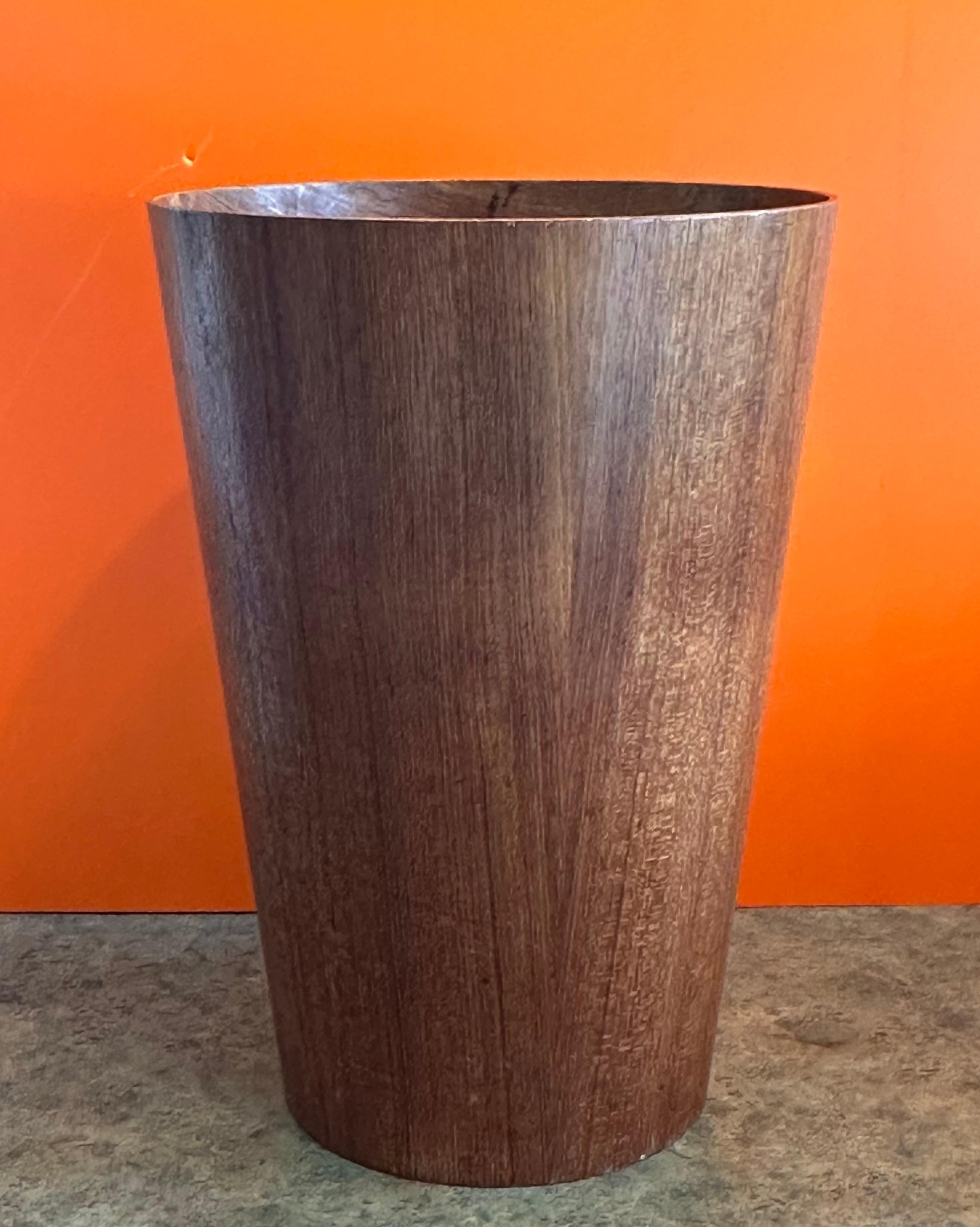 A beautiful mid-century modern Scandinavian teak waste paper basket in the style of Martin Aberg for Servex House of Rainbow Wood Products, circa 1970s. The piece is in good vintage condition and measures 16