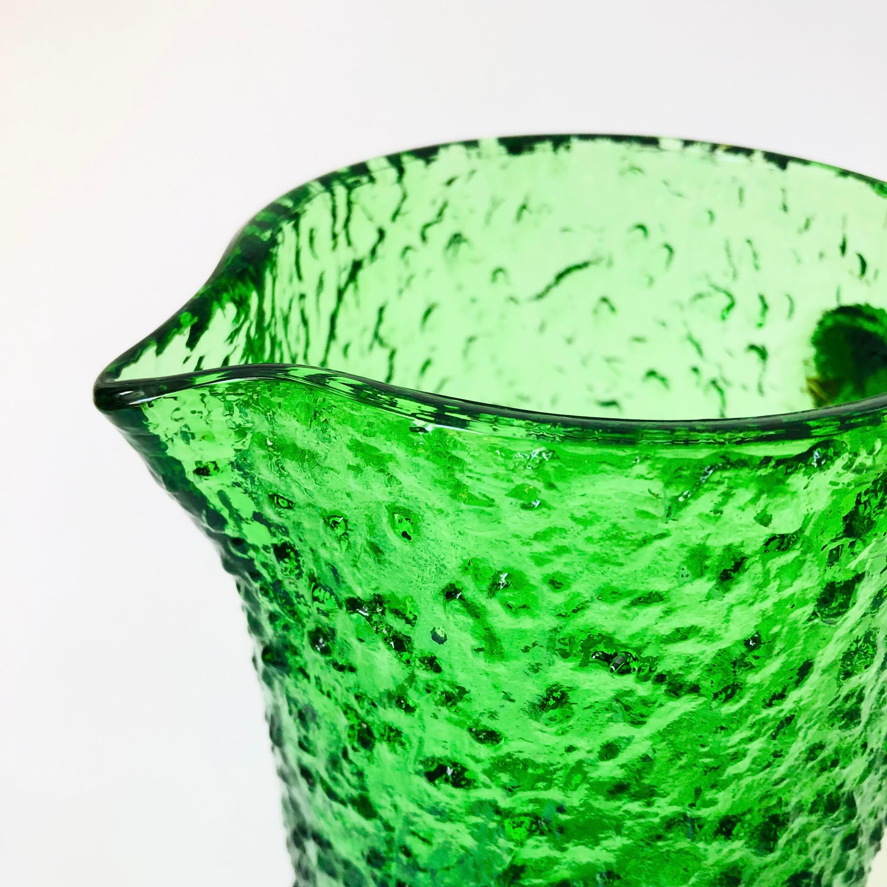 Mid-Century Modern Pichet en verre vert texturé MCM en vente