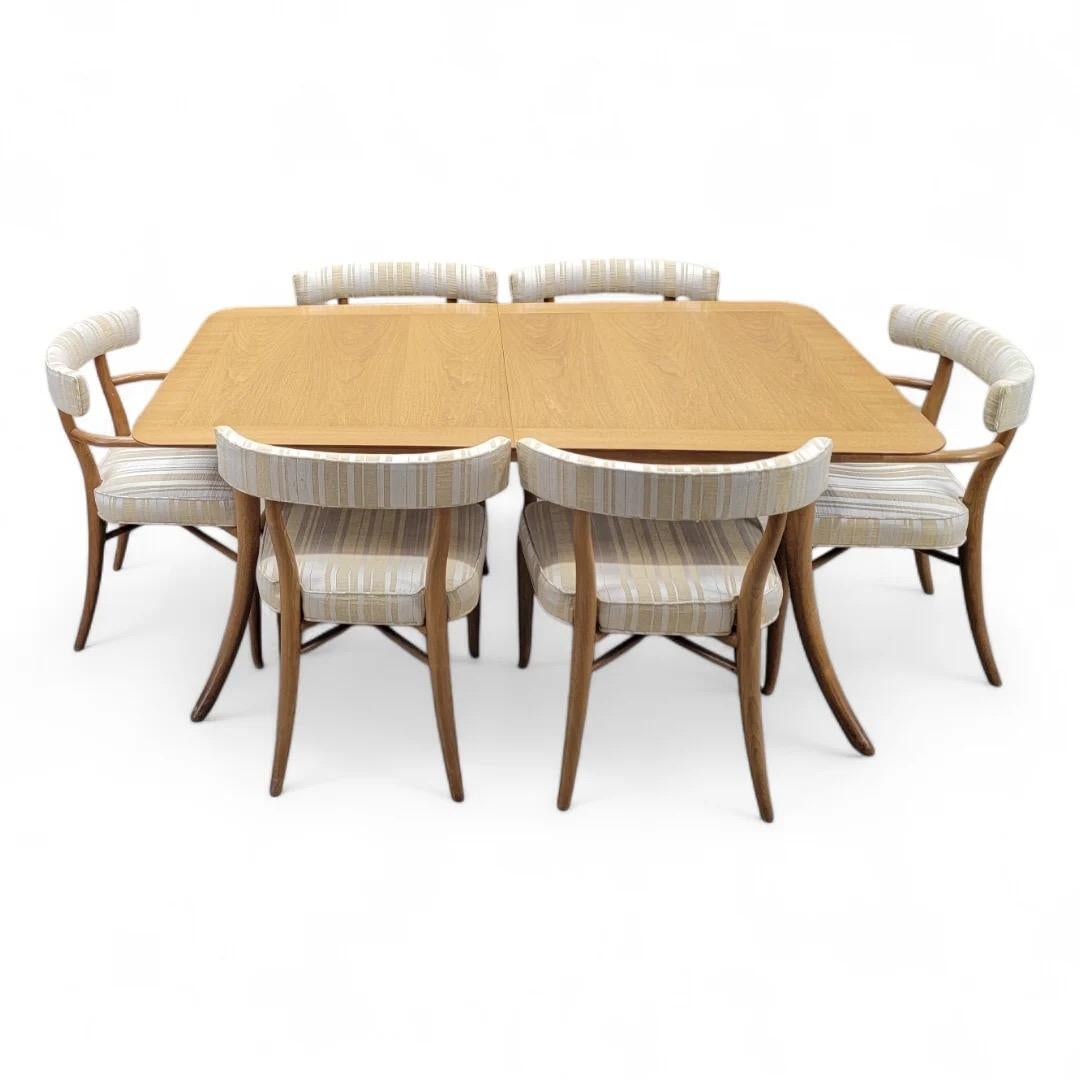 Mid Century Modern T.H. Robsjohn-Gibbings Per John Widdicomb Tavolo da pranzo in stile Klismos in noce francese con due tavole di estensione e 6 sedie 

Questo squisito set da pranzo in stile Mid Century Modern, progettato da H. H. Robsjohn-Gibbings
