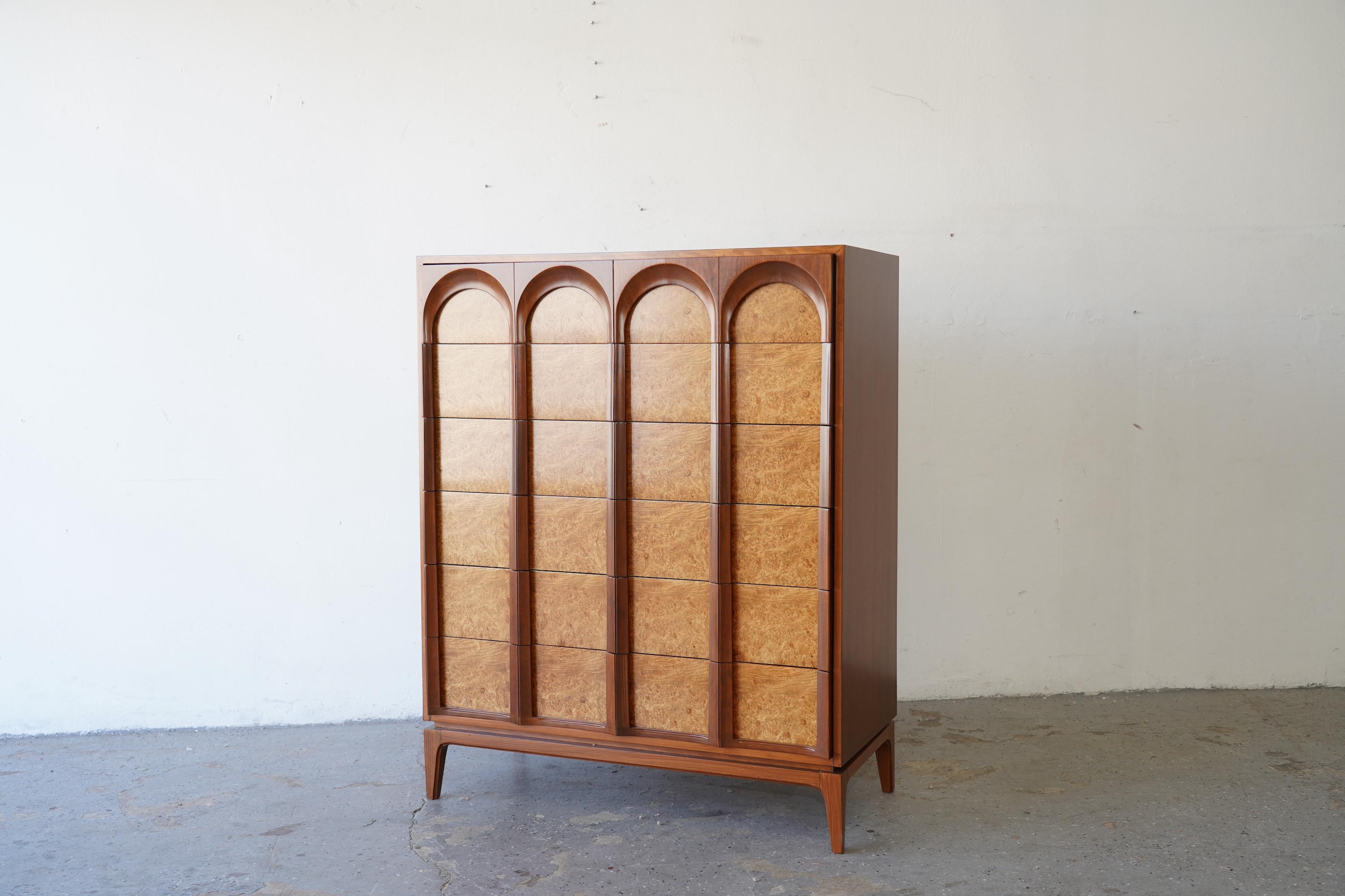 MCM Thomasville: Serie „Arched“  Beistelltisch / Nachttische aus Nussbaum und Olivenholz im Angebot 3