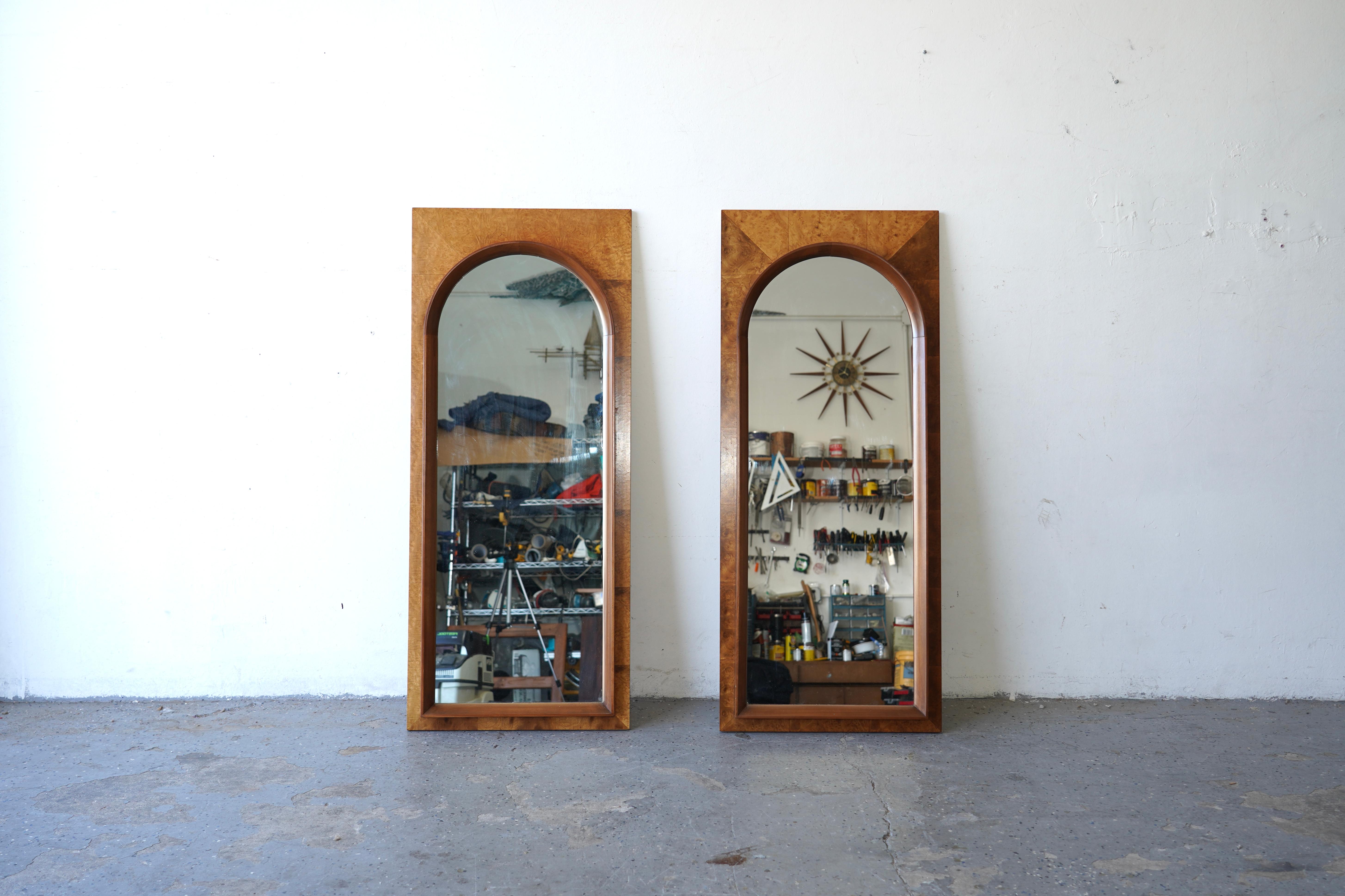 MCM Thomasville: Serie „Arched“  Beistelltisch / Nachttische aus Nussbaum und Olivenholz im Angebot 4