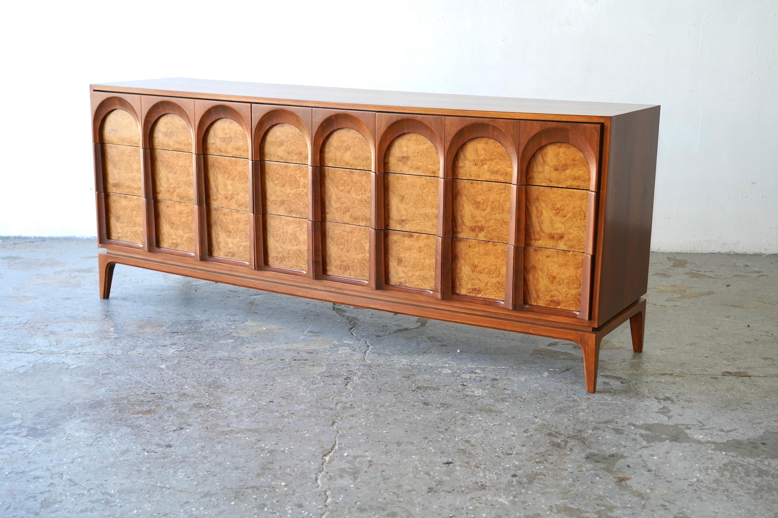 MCM Thomasville: Serie „Arched“  Beistelltisch / Nachttische aus Nussbaum und Olivenholz im Angebot 5