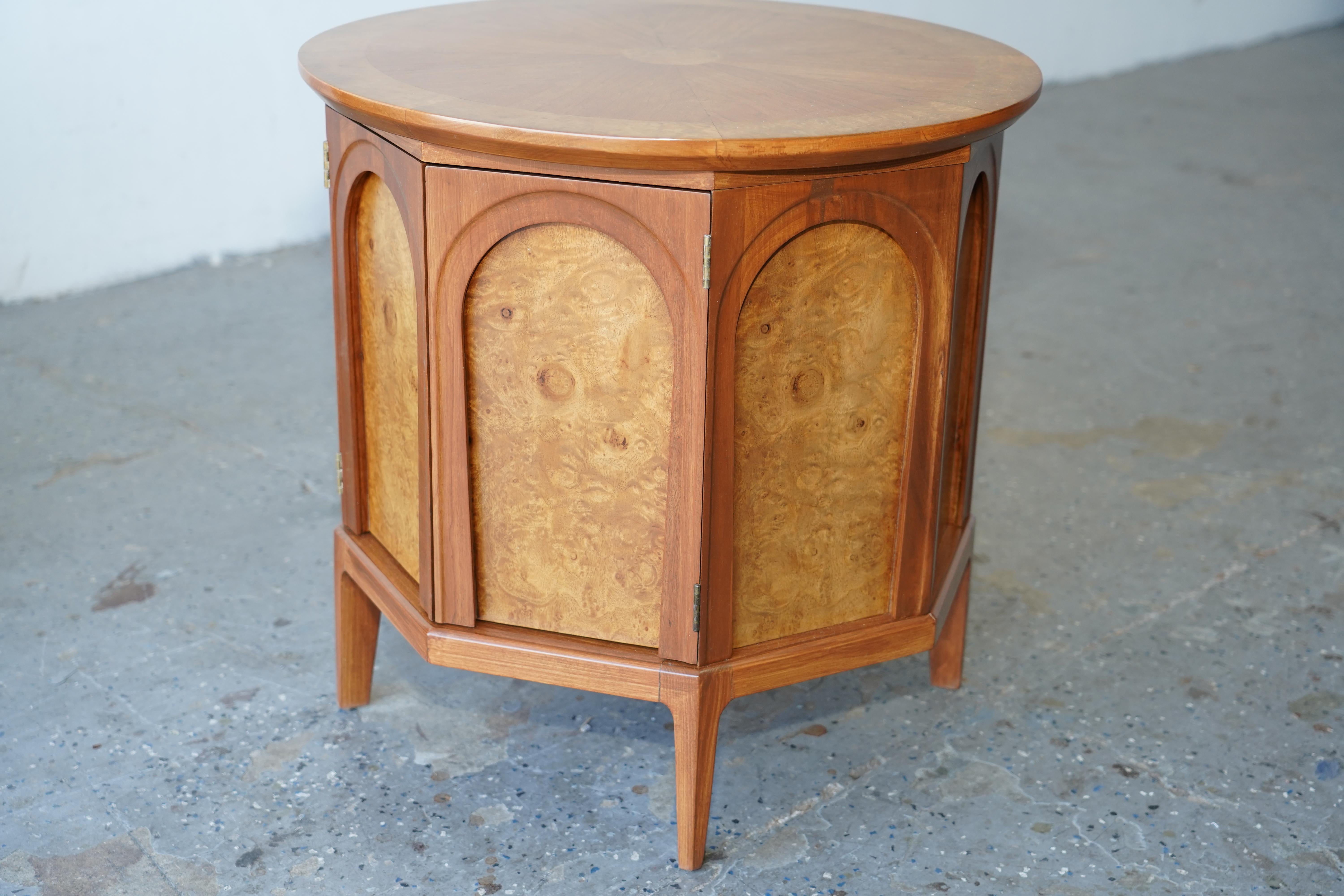 MCM Thomasville: Serie „Arched“  Beistelltisch / Nachttische aus Nussbaum und Olivenholz (Moderne der Mitte des Jahrhunderts) im Angebot