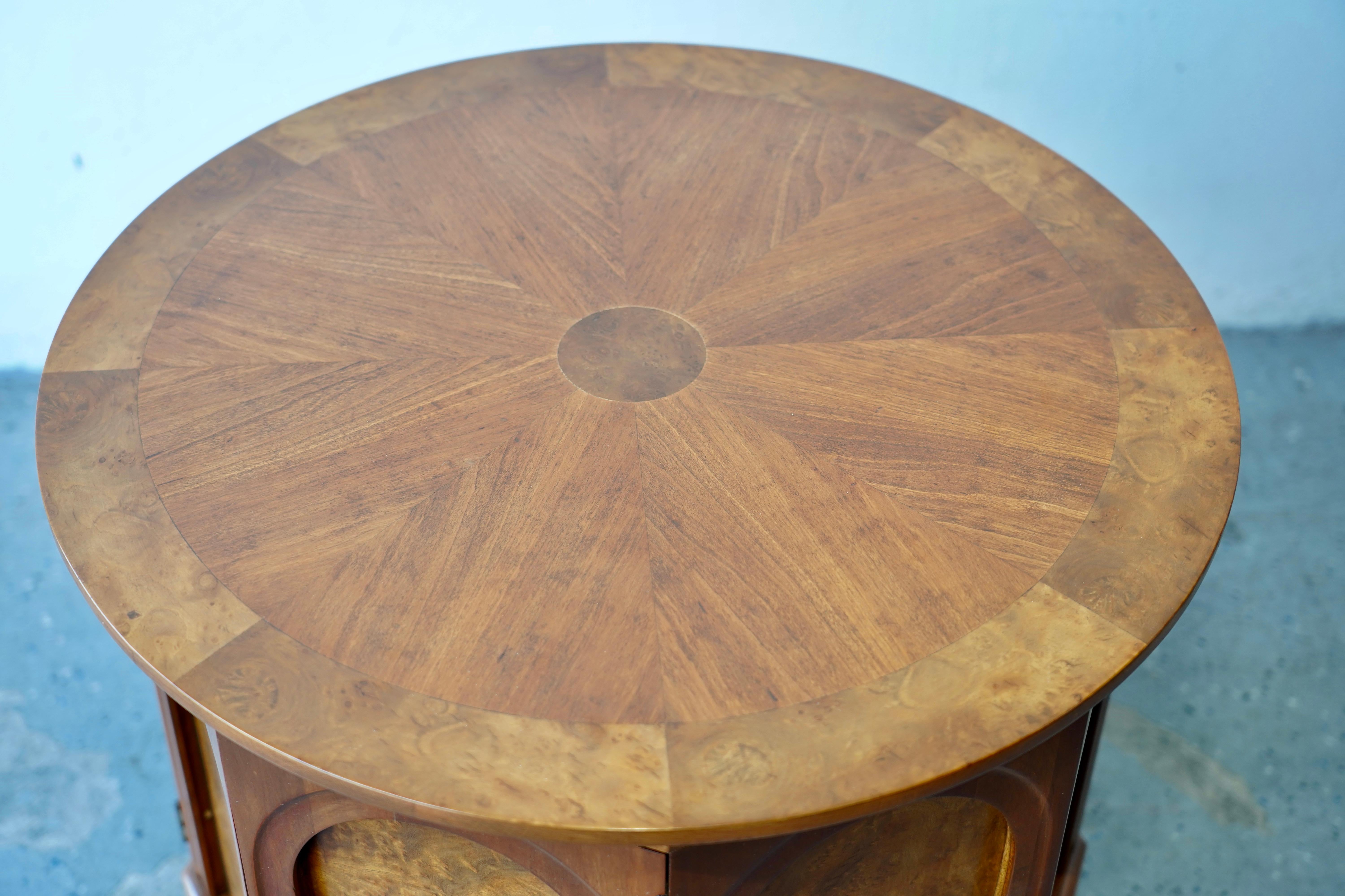 MCM Thomasville: Serie „Arched“  Beistelltisch / Nachttische aus Nussbaum und Olivenholz (amerikanisch) im Angebot