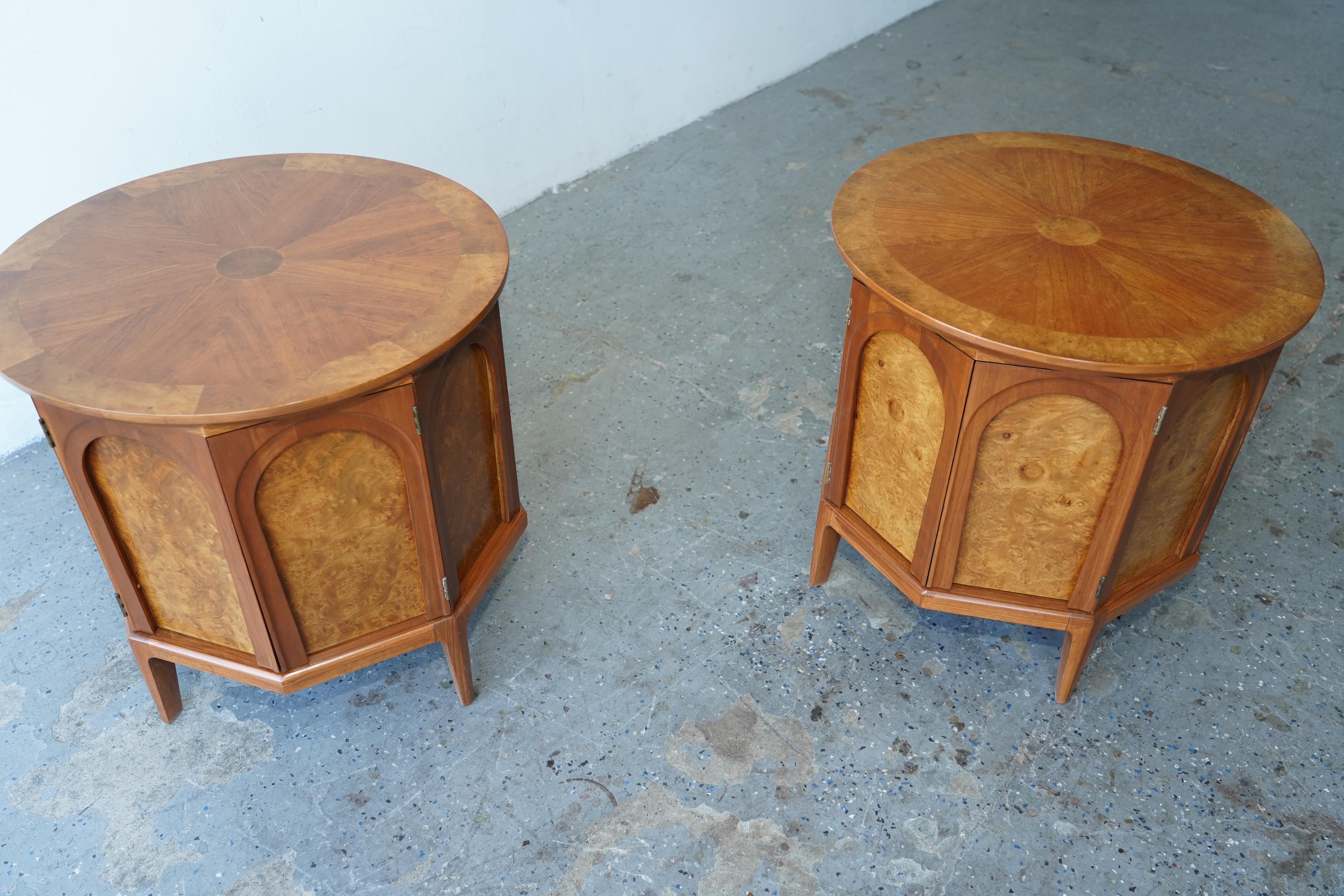MCM Thomasville: Serie „Arched“  Beistelltisch / Nachttische aus Nussbaum und Olivenholz im Zustand „Gut“ im Angebot in Las Vegas, NV