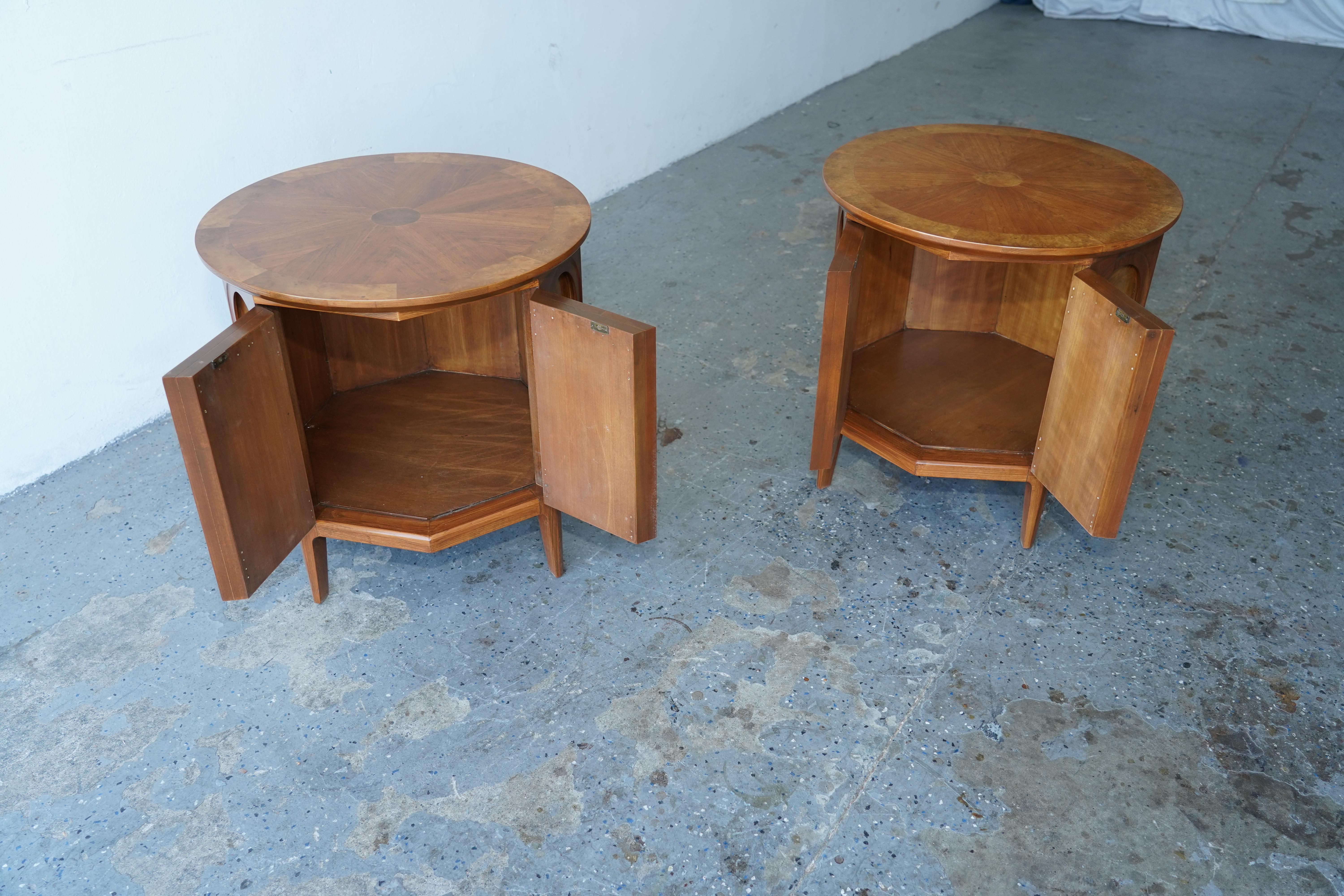 MCM Thomasville: Serie „Arched“  Beistelltisch / Nachttische aus Nussbaum und Olivenholz (Mitte des 20. Jahrhunderts) im Angebot