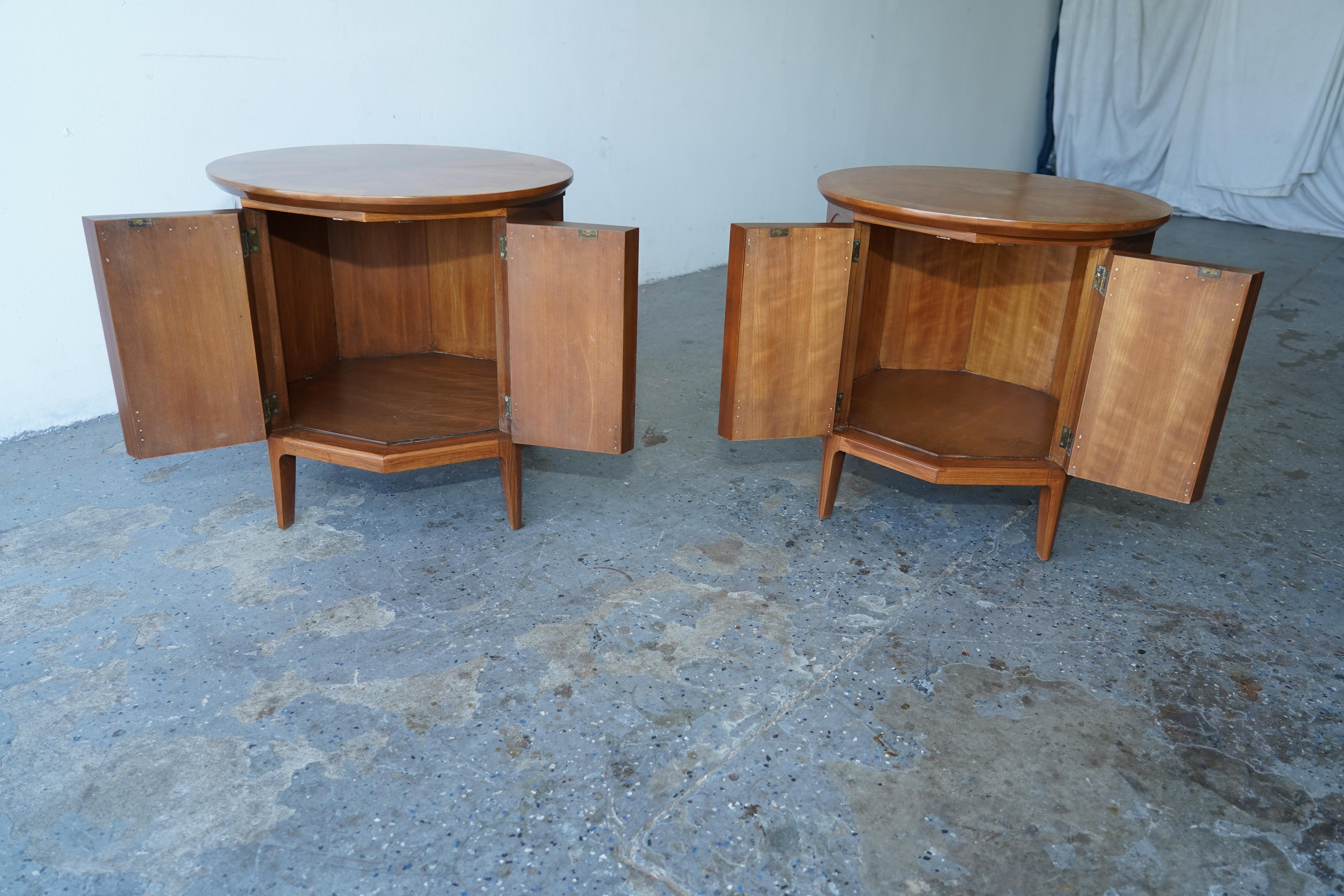 MCM Thomasville: Serie „Arched“  Beistelltisch / Nachttische aus Nussbaum und Olivenholz (Wurzelholz) im Angebot