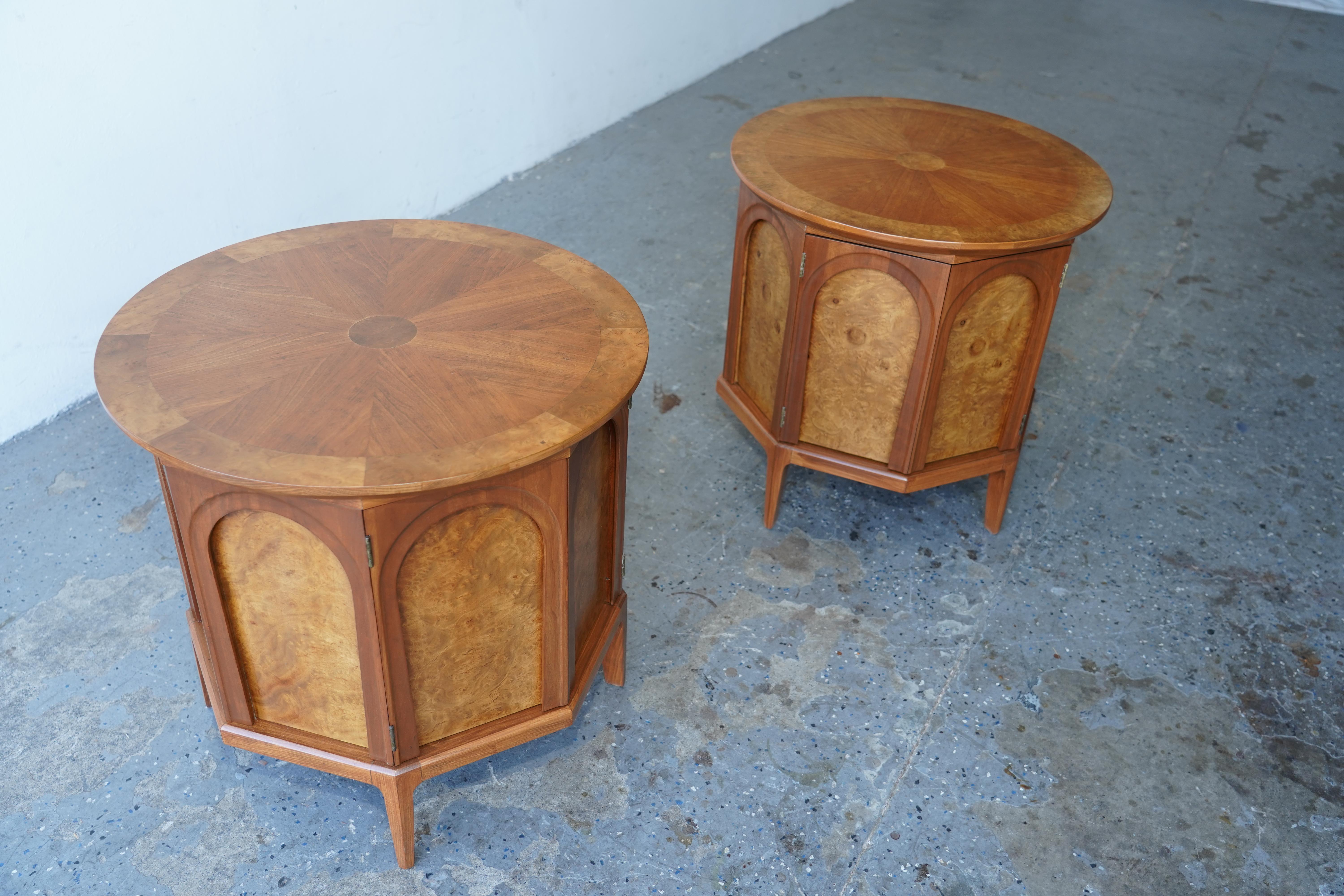 MCM Thomasville: Serie „Arched“  Beistelltisch / Nachttische aus Nussbaum und Olivenholz im Angebot 1