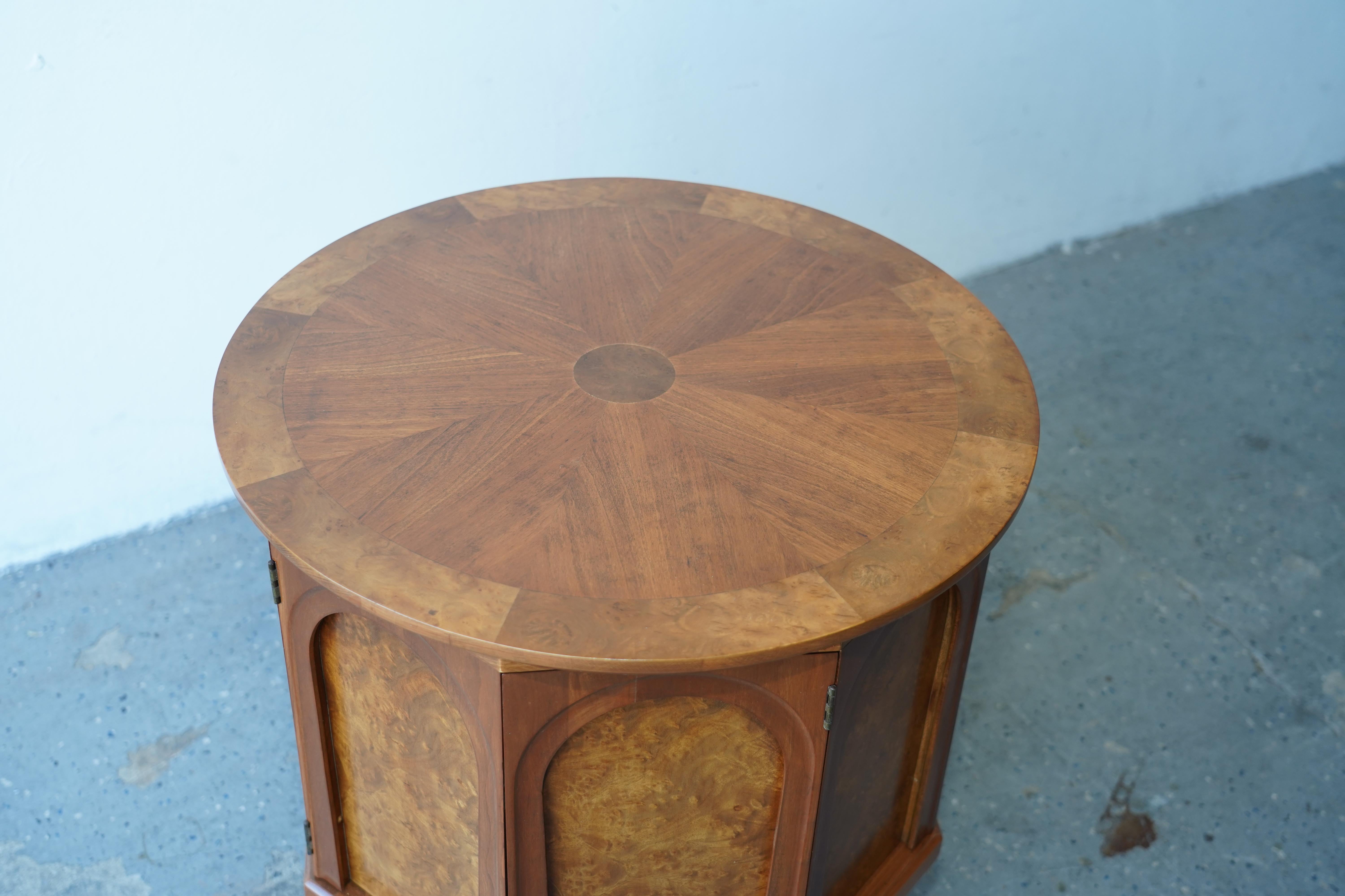 MCM Thomasville: Serie „Arched“  Beistelltisch / Nachttische aus Nussbaum und Olivenholz im Angebot 2